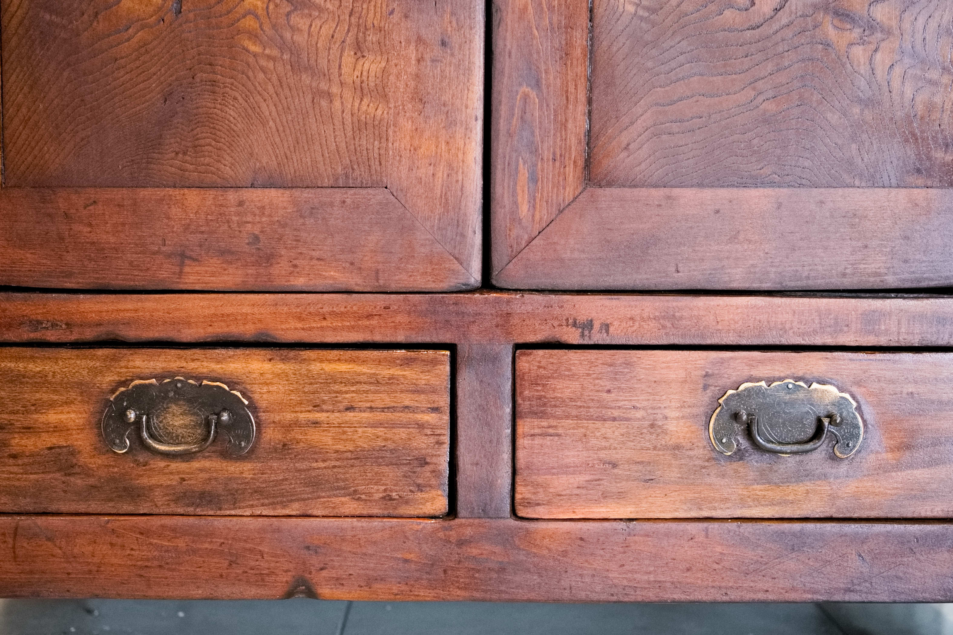 Armadietto credenza cinese antica in legno di olmo massello naturale particolare cassetti