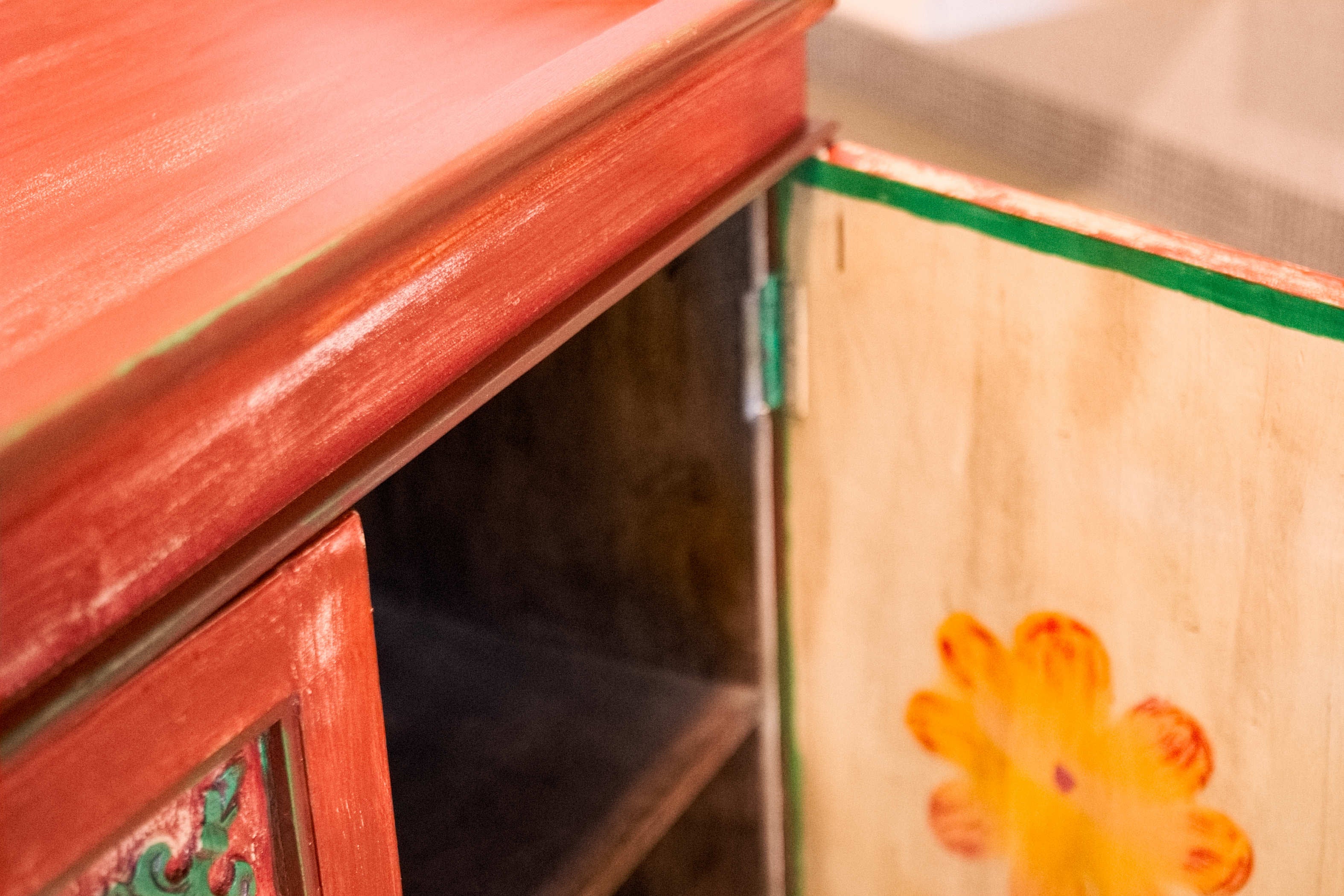Interno della credenza indiana a 2 ante, spaziosa e rifinita per l'utilizzo come mobile contenitore d'arredo.
