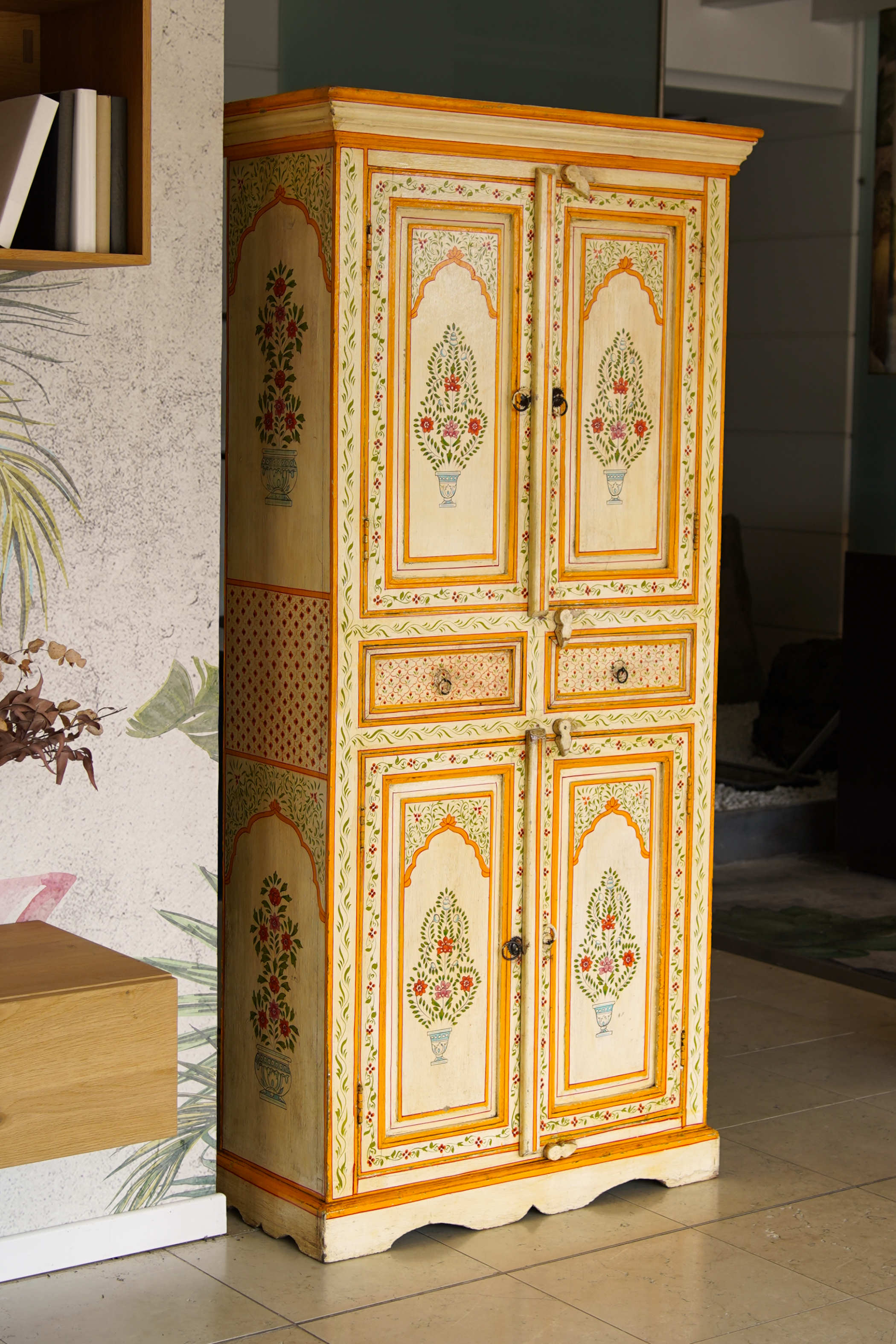Armadio credenza indiano in teak massello con quattro ante ad archi Mughal e cassetti centrali decorati a mano.