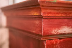 Particolare delle sfumature cromatiche e della finitura artigianale applicata sulla superficie in legno di teak.