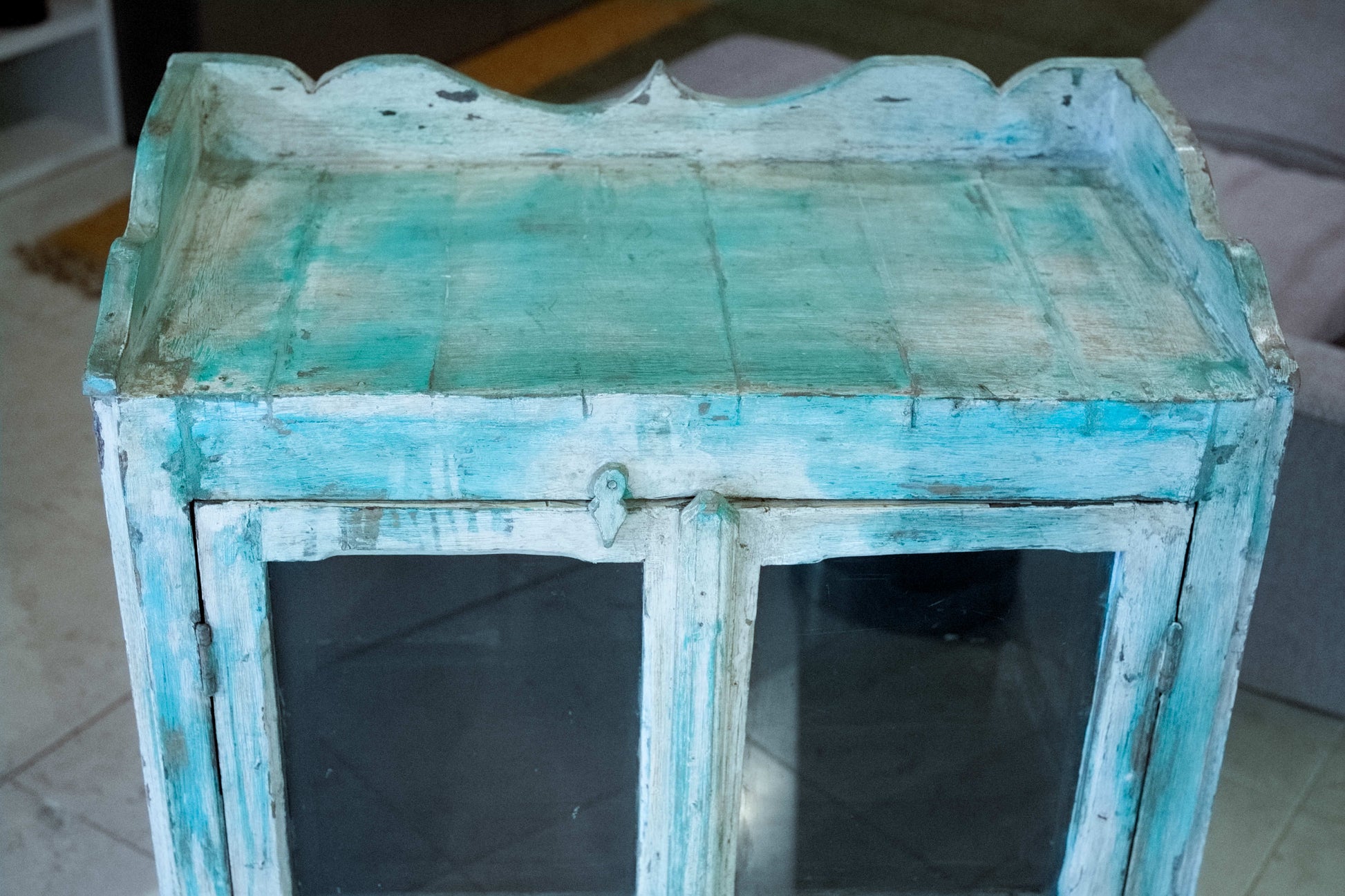Particolare delle sfumature cromatiche e della patina vissuta tipica dei mobili vintage della seconda metà del Novecento.