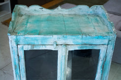 Particolare delle sfumature cromatiche e della patina vissuta tipica dei mobili vintage della seconda metà del Novecento.