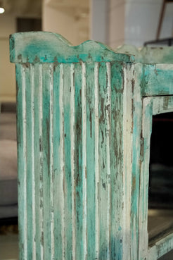 Particolare delle sfumature cromatiche e della patina vissuta tipica dei mobili vintage della seconda metà del Novecento.