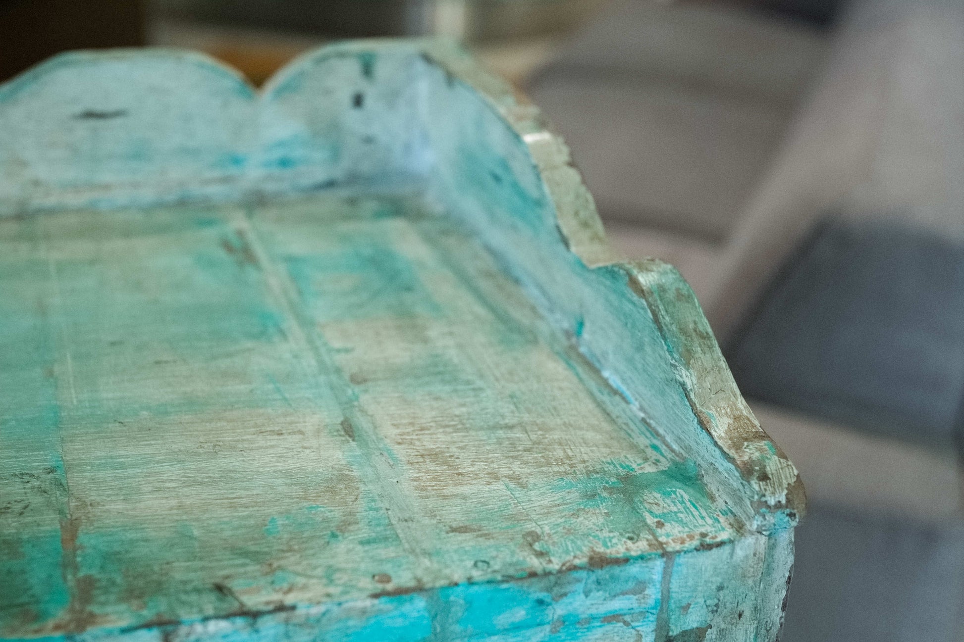 Particolare delle sfumature cromatiche e della patina vissuta tipica dei mobili vintage della seconda metà del Novecento.