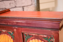 Particolare delle sfumature cromatiche e della finitura artigianale applicata sulla superficie in legno di teak.