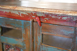 Particolare delle venature calde e della finitura naturale del legno di teak massello originale.