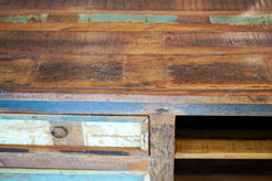 Particolare delle venature calde e delle imperfezioni naturali del legno di teak rigenerato.