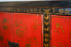 Particolare dei decori in oro tradizionali della regione dello Shanxi su fondo laccato rosso.