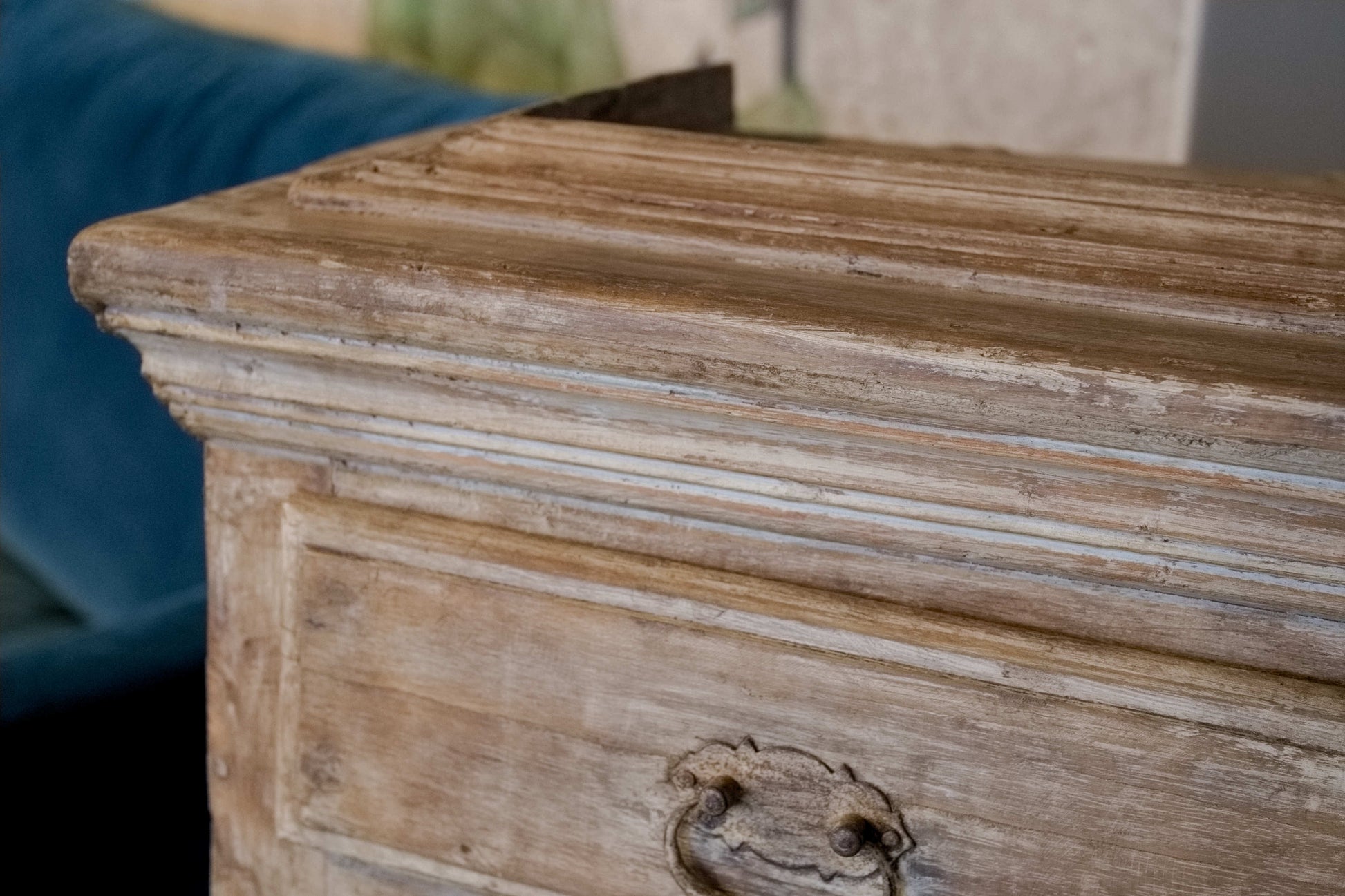Particolare della finitura decapata e delle sfumature superficiali che esaltano il fascino artigianale del legno.