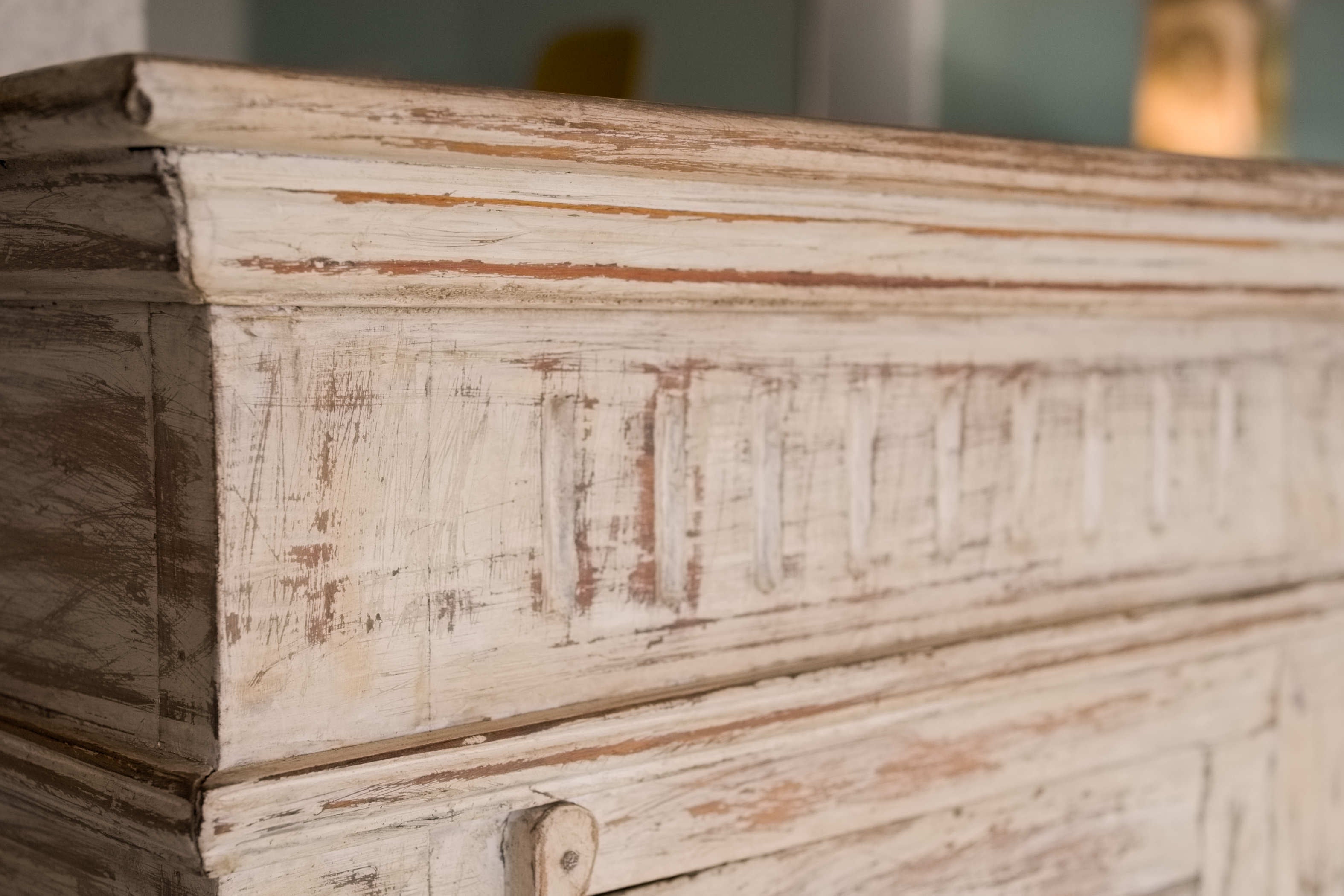Particolare della finitura shabby chic e delle sfumature superficiali che esaltano il lavoro manuale sul legno.