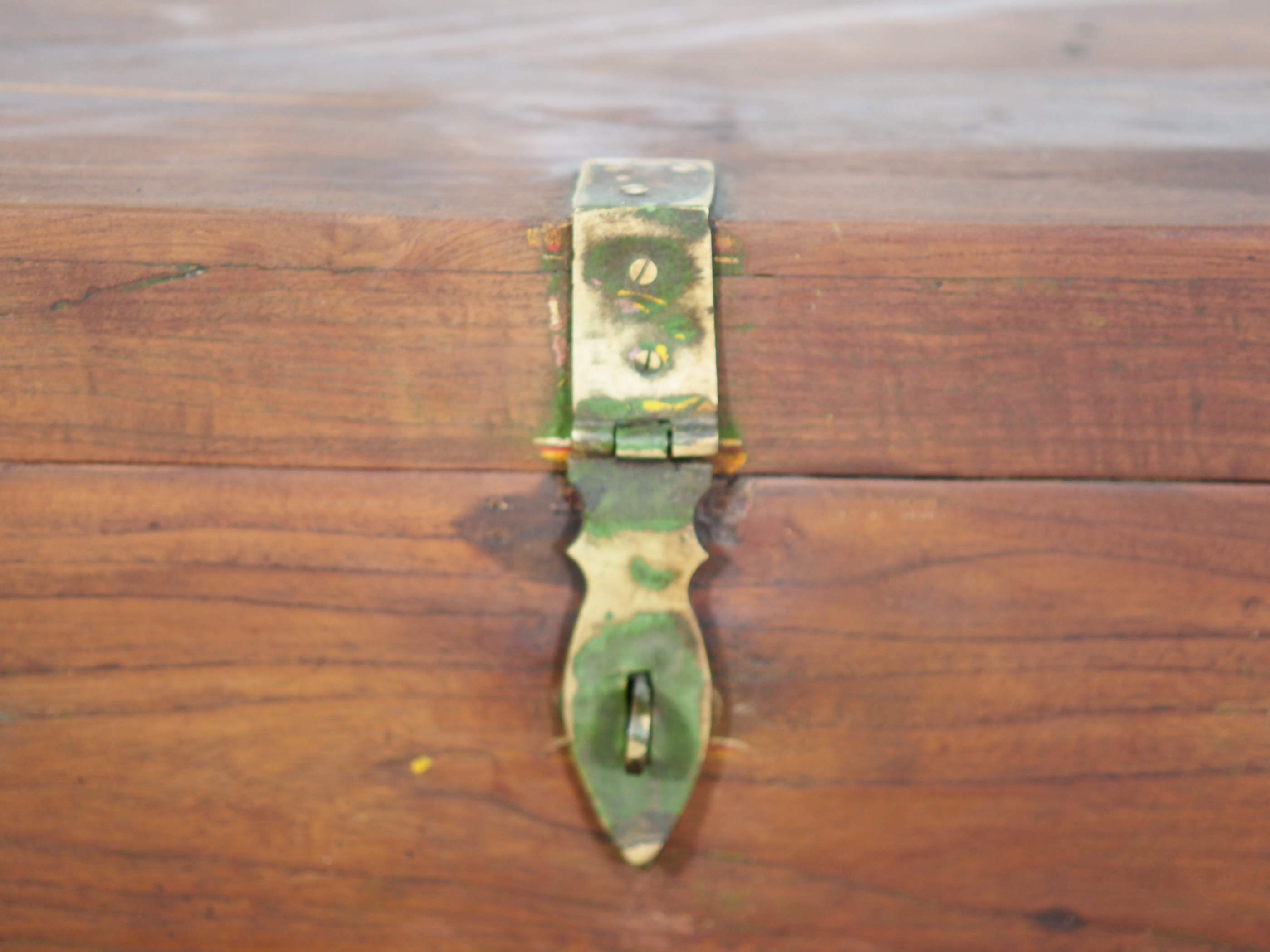 Baule Indiano in legno di teak con rinforzi laterali in ottone. Venivano usate in genere dagli Inglesi per i comuni spostamenti per contenere spezie, trucco e gioielli di uso giornaliero. Pezzo interamente originale e di difficile reperibilità. Databile primi '900.  Dimensioni 82x47 h46cm