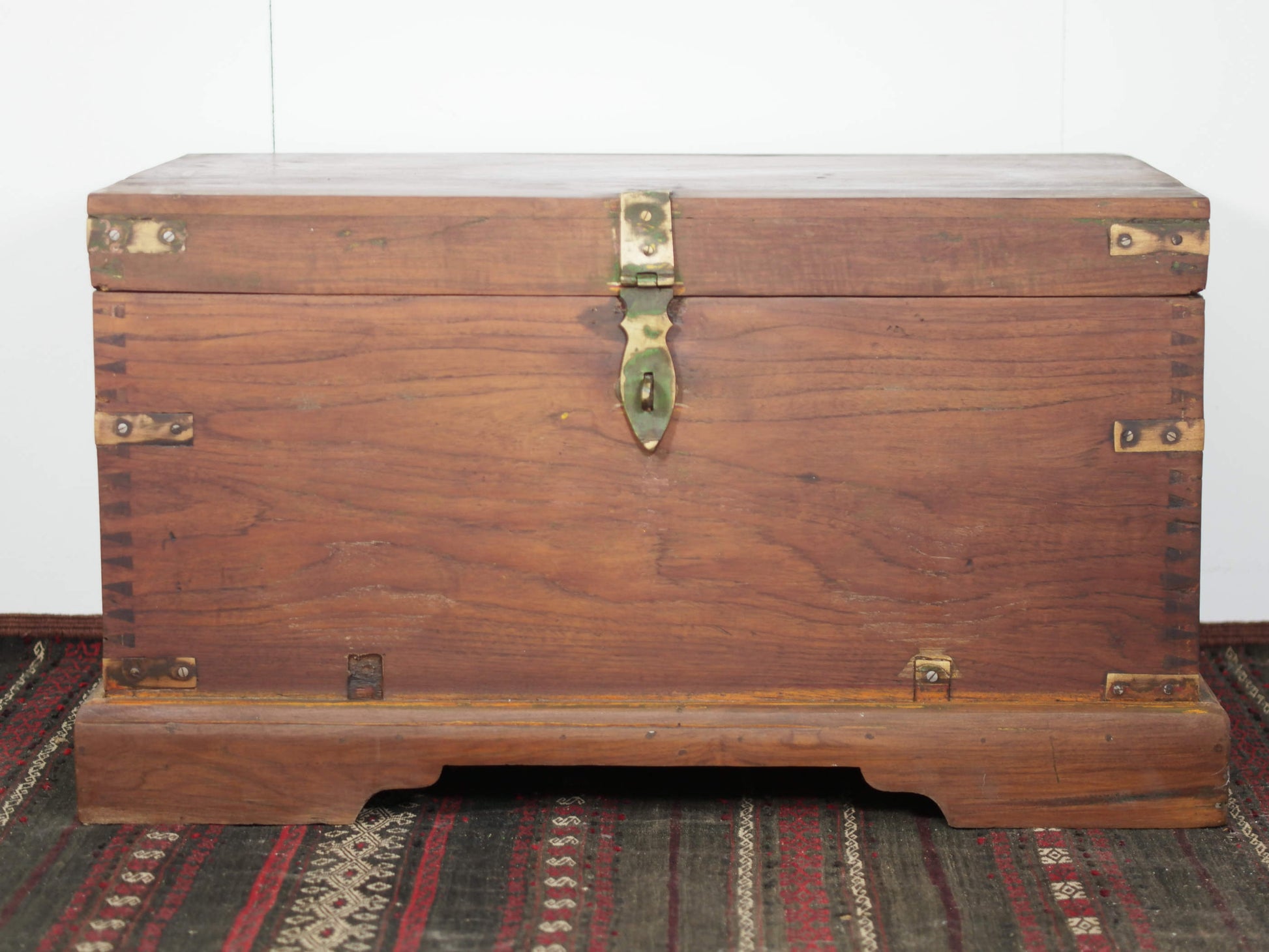 Baule Indiano in legno di teak con rinforzi laterali in ottone. Venivano usate in genere dagli Inglesi per i comuni spostamenti per contenere spezie, trucco e gioielli di uso giornaliero. Pezzo interamente originale e di difficile reperibilità. Databile primi '900.  Dimensioni 82x47 h46cm