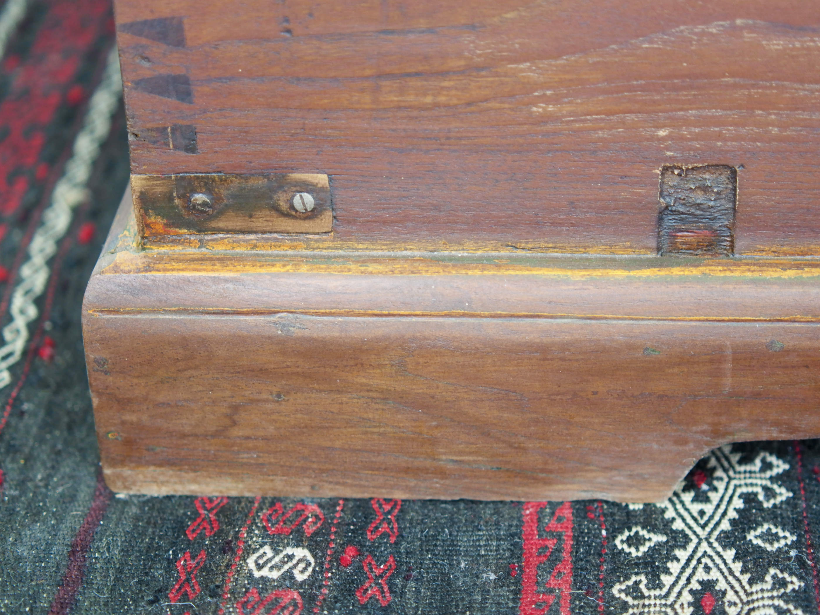 Baule Indiano in legno di teak con rinforzi laterali in ottone. Venivano usate in genere dagli Inglesi per i comuni spostamenti per contenere spezie, trucco e gioielli di uso giornaliero. Pezzo interamente originale e di difficile reperibilità. Databile primi '900.  Dimensioni 82x47 h46cm