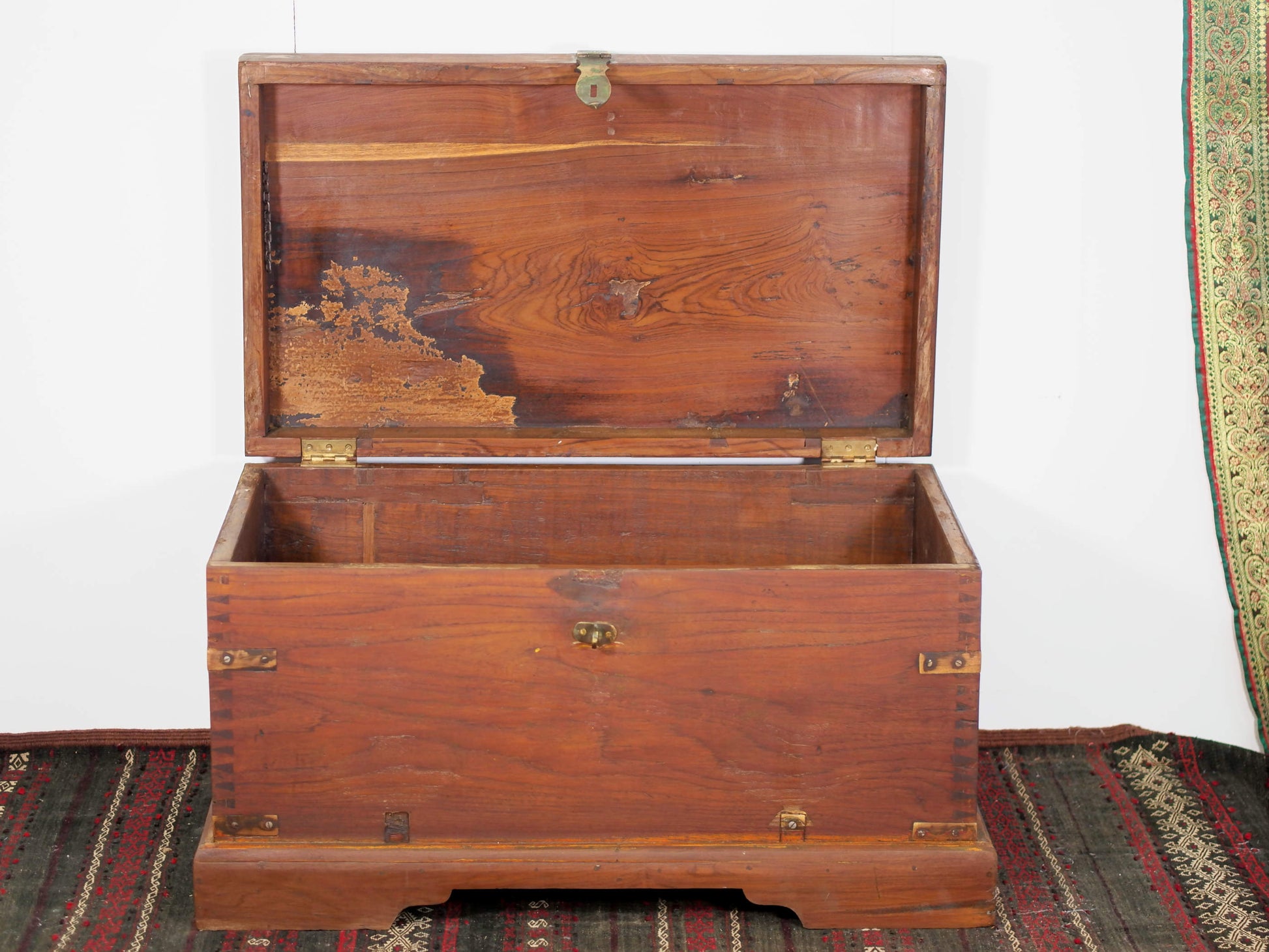 Baule Indiano in legno di teak con rinforzi laterali in ottone. Venivano usate in genere dagli Inglesi per i comuni spostamenti per contenere spezie, trucco e gioielli di uso giornaliero. Pezzo interamente originale e di difficile reperibilità. Databile primi '900.  Dimensioni 82x47 h46cm