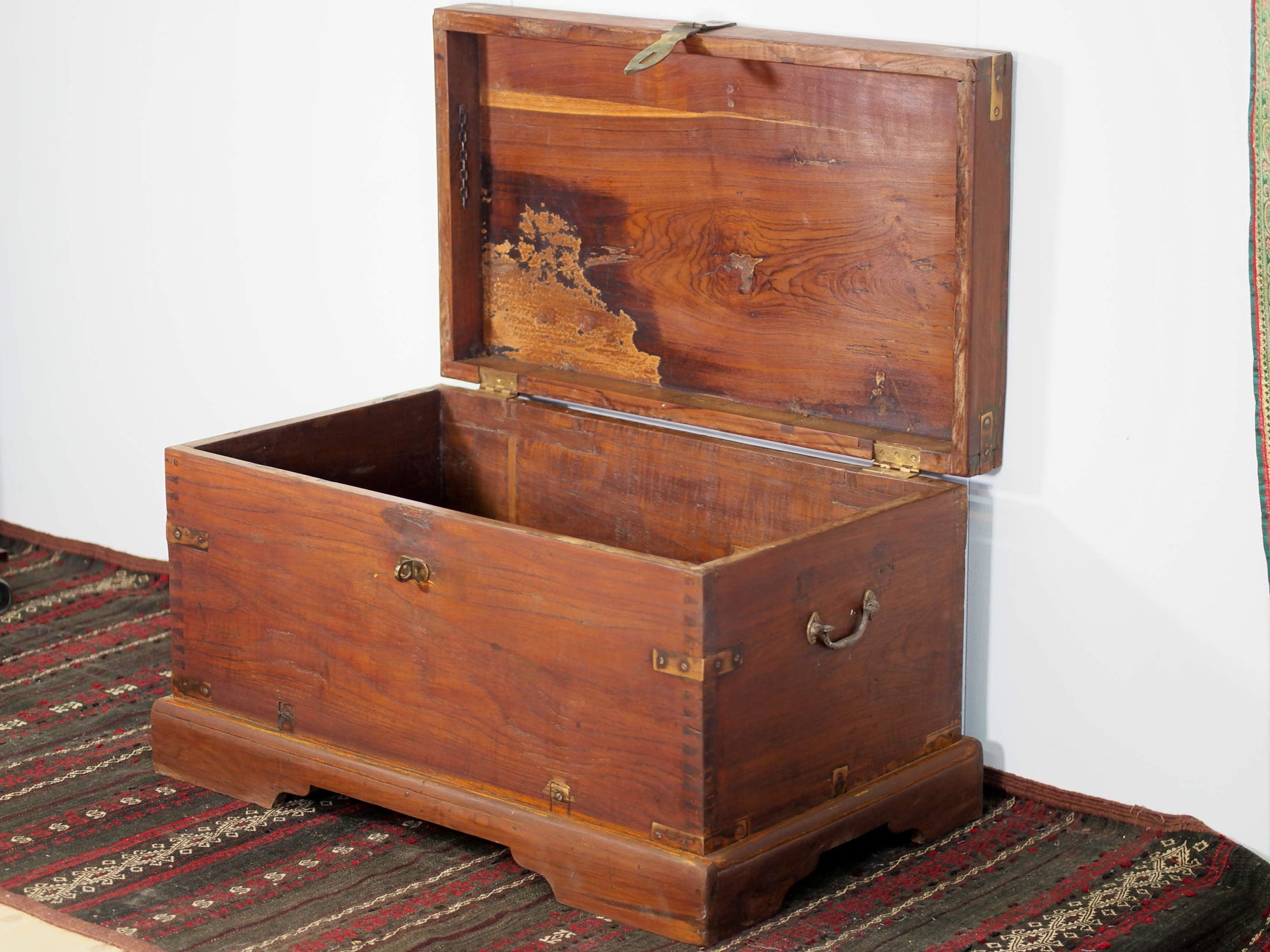 Baule Indiano in legno di teak con rinforzi laterali in ottone. Venivano usate in genere dagli Inglesi per i comuni spostamenti per contenere spezie, trucco e gioielli di uso giornaliero. Pezzo interamente originale e di difficile reperibilità. Databile primi '900.  Dimensioni 82x47 h46cm