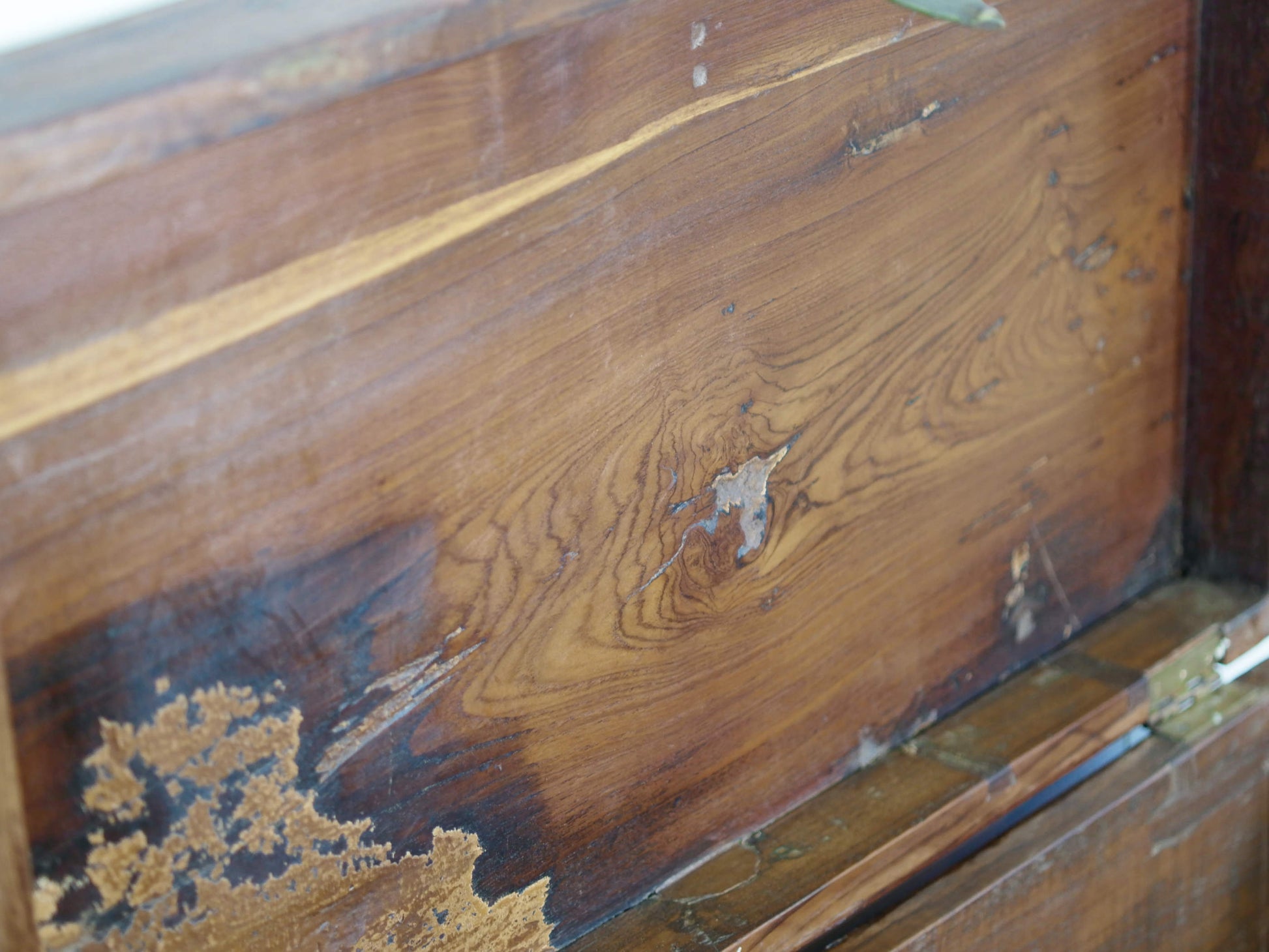 Baule Indiano in legno di teak con rinforzi laterali in ottone. Venivano usate in genere dagli Inglesi per i comuni spostamenti per contenere spezie, trucco e gioielli di uso giornaliero. Pezzo interamente originale e di difficile reperibilità. Databile primi '900.  Dimensioni 82x47 h46cm