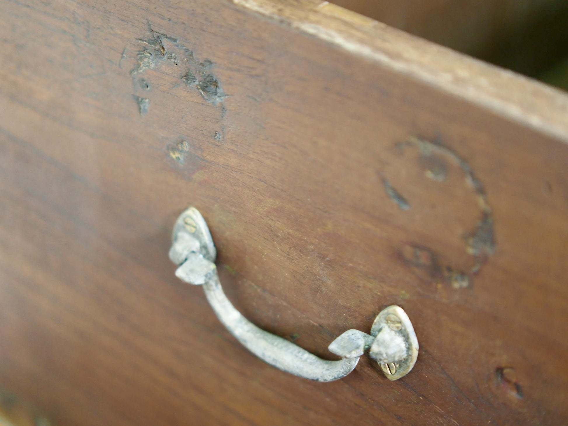 Baule Indiano in legno di teak con rinforzi laterali in ottone. Venivano usate in genere dagli Inglesi per i comuni spostamenti per contenere spezie, trucco e gioielli di uso giornaliero. Pezzo interamente originale e di difficile reperibilità. Databile primi '900.  Dimensioni 82x47 h46cm
