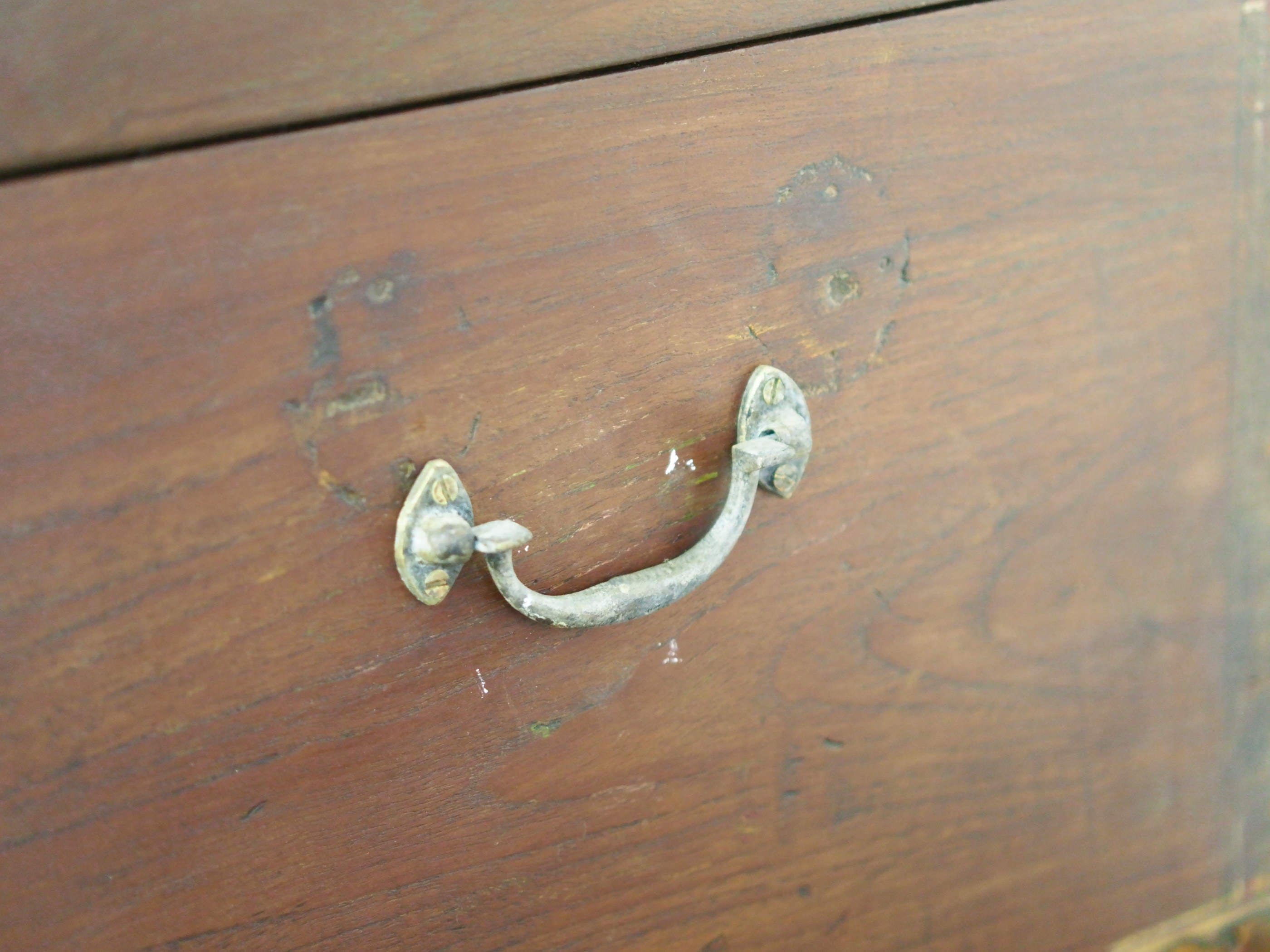 Baule Indiano in legno di teak con rinforzi laterali in ottone. Venivano usate in genere dagli Inglesi per i comuni spostamenti per contenere spezie, trucco e gioielli di uso giornaliero. Pezzo interamente originale e di difficile reperibilità. Databile primi '900.  Dimensioni 82x47 h46cm