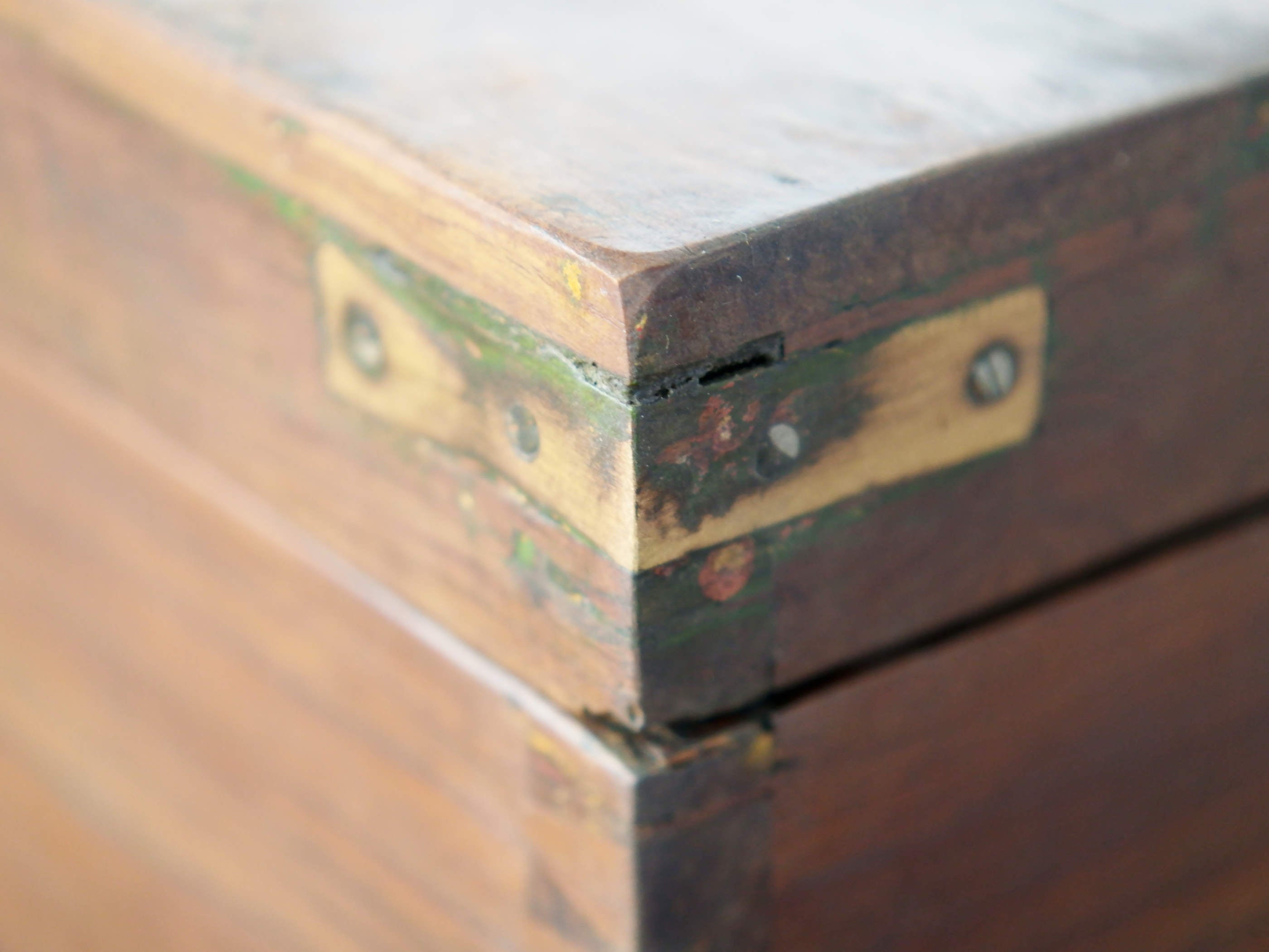 Baule Indiano in legno di teak con rinforzi laterali in ottone. Venivano usate in genere dagli Inglesi per i comuni spostamenti per contenere spezie, trucco e gioielli di uso giornaliero. Pezzo interamente originale e di difficile reperibilità. Databile primi '900.  Dimensioni 82x47 h46cm