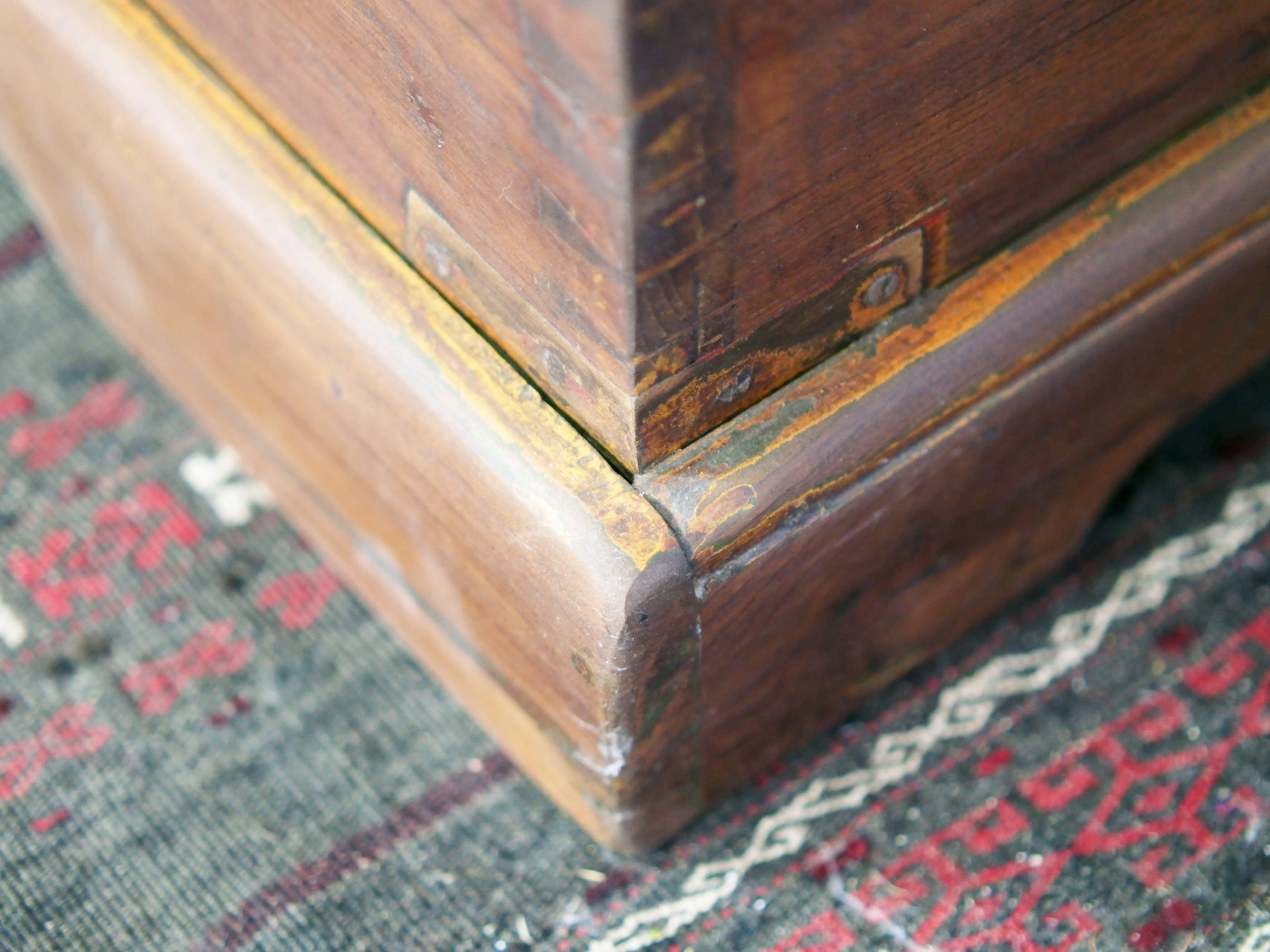 Baule Indiano in legno di teak con rinforzi laterali in ottone. Venivano usate in genere dagli Inglesi per i comuni spostamenti per contenere spezie, trucco e gioielli di uso giornaliero. Pezzo interamente originale e di difficile reperibilità. Databile primi '900.  Dimensioni 82x47 h46cm