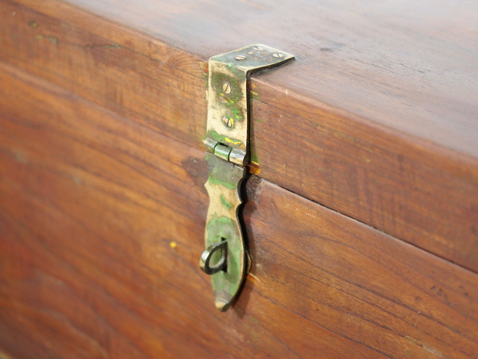 Baule Indiano in legno di teak con rinforzi laterali in ottone. Venivano usate in genere dagli Inglesi per i comuni spostamenti per contenere spezie, trucco e gioielli di uso giornaliero. Pezzo interamente originale e di difficile reperibilità. Databile primi '900.  Dimensioni 82x47 h46cm