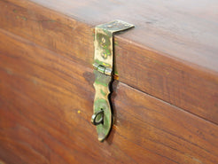 Baule Indiano in legno di teak con rinforzi laterali in ottone. Venivano usate in genere dagli Inglesi per i comuni spostamenti per contenere spezie, trucco e gioielli di uso giornaliero. Pezzo interamente originale e di difficile reperibilità. Databile primi '900.  Dimensioni 82x47 h46cm