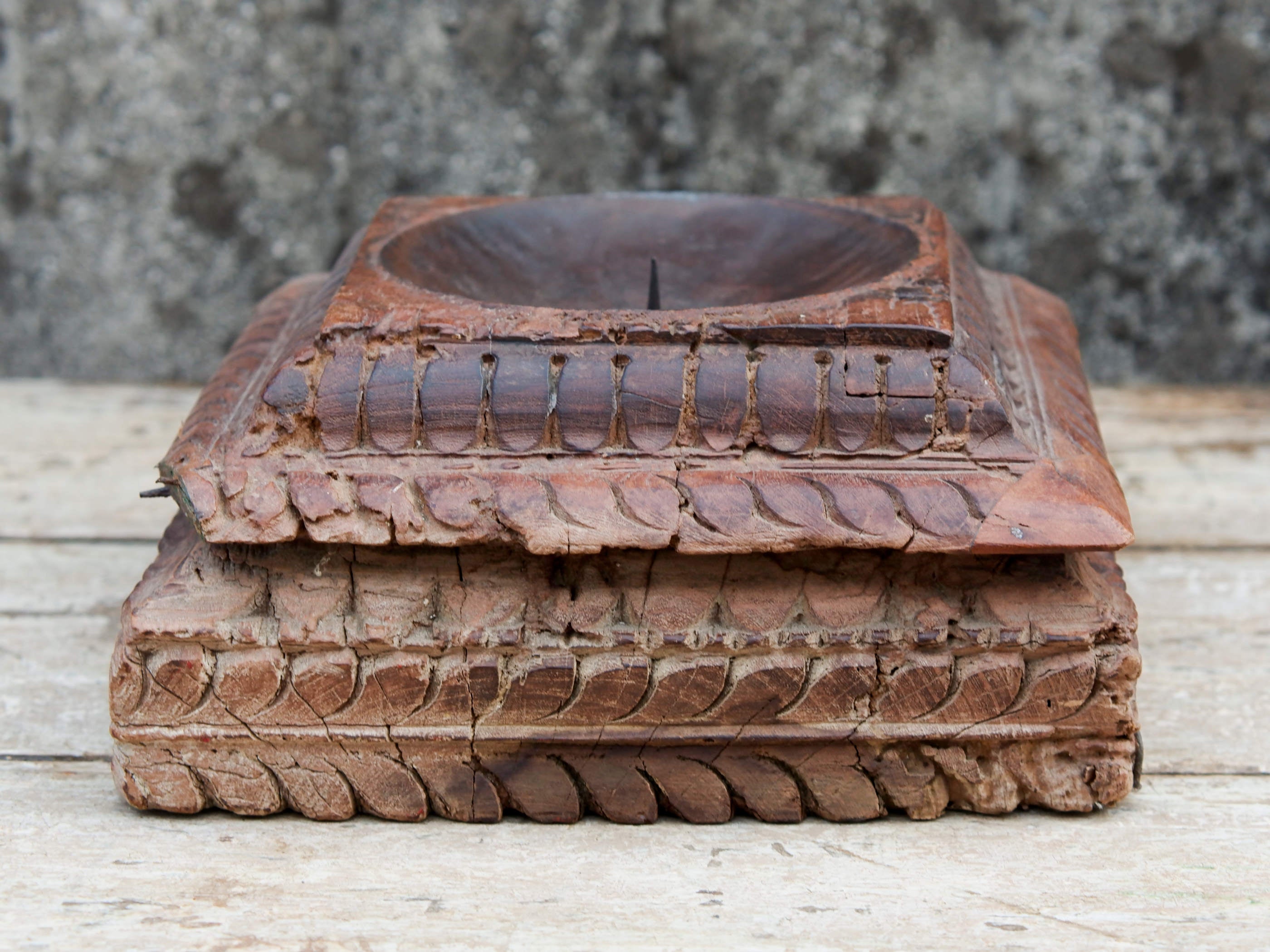 Portacandele creato con la base di una vecchia colonna in legno di teak indiano. Tronco unico di teak massello.  dimensioni 25x25 h10cm