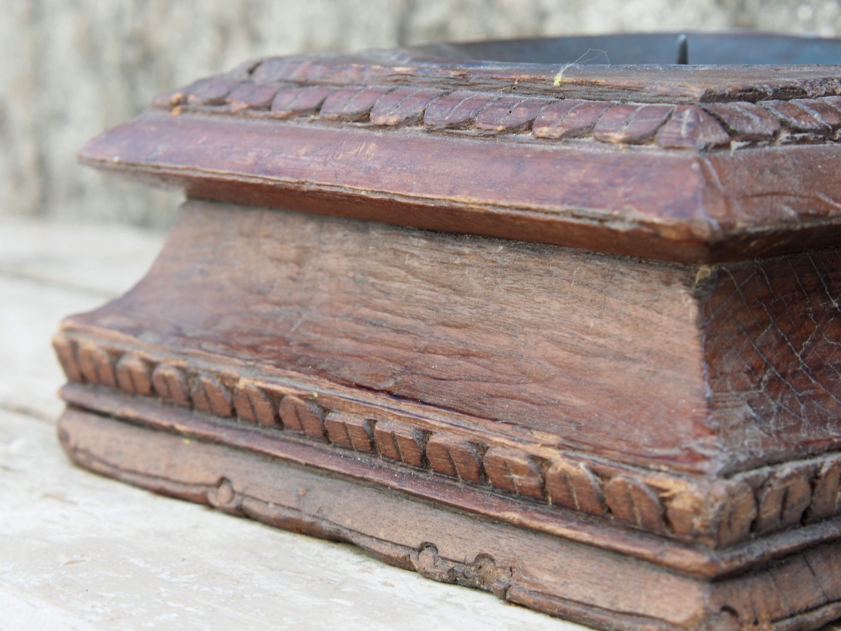 Portacandele creato con la base di una vecchia colonna in legno di teak indiano. Tronco unico di teak massello.  dimensioni 27x27 h13cm