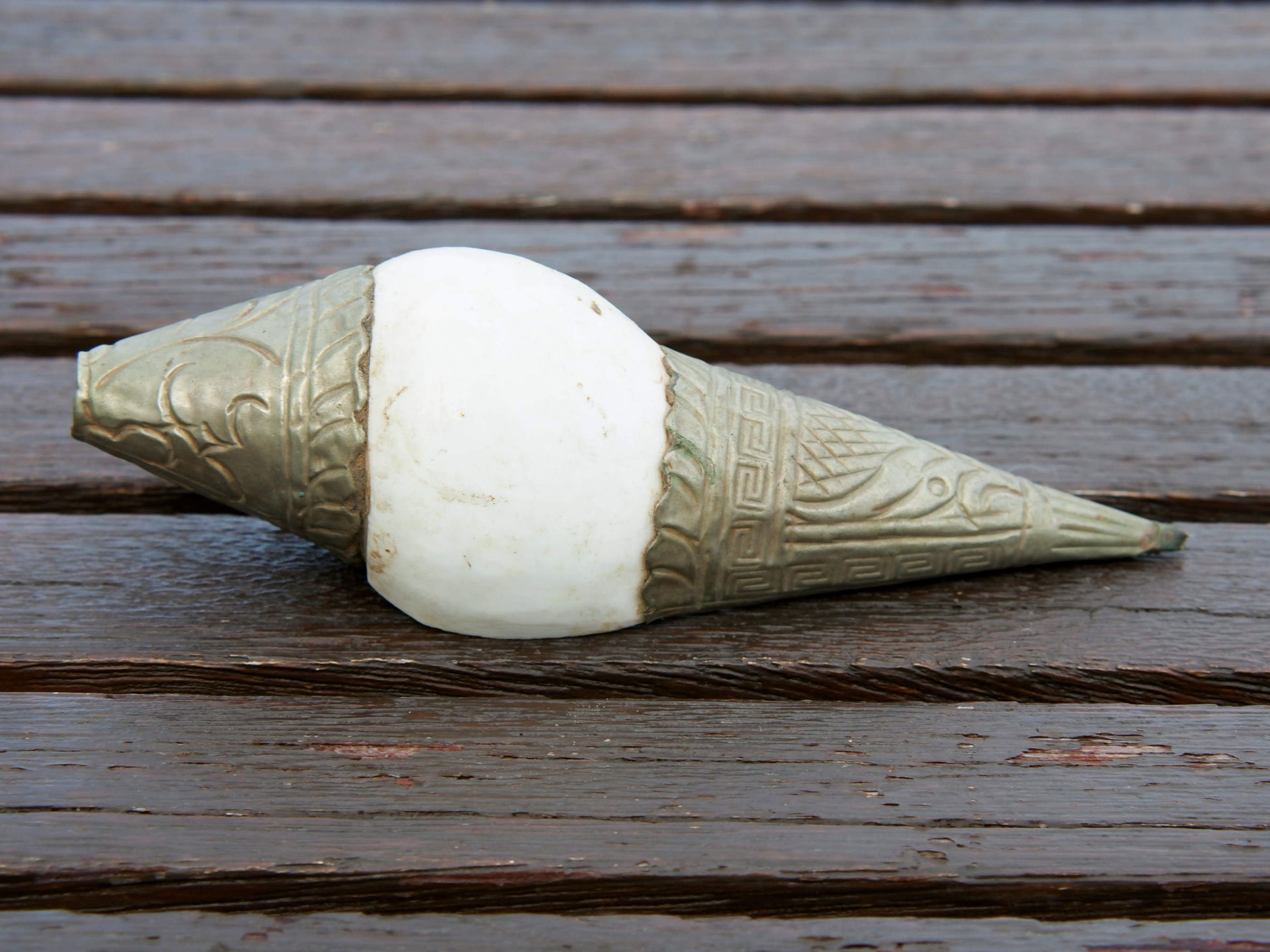 conchiglia tibetana in osso e metallo ( lega di argento )  originale ed unica lavorata artigianalmente . misure 15 x 5 x 5 cm  peso 130 gr