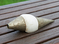 conchiglia tibetana in osso e metallo ( lega di argento )  originale ed unica lavorata artigianalmente . misure 15 x 5 x 5 cm  peso 130 gr