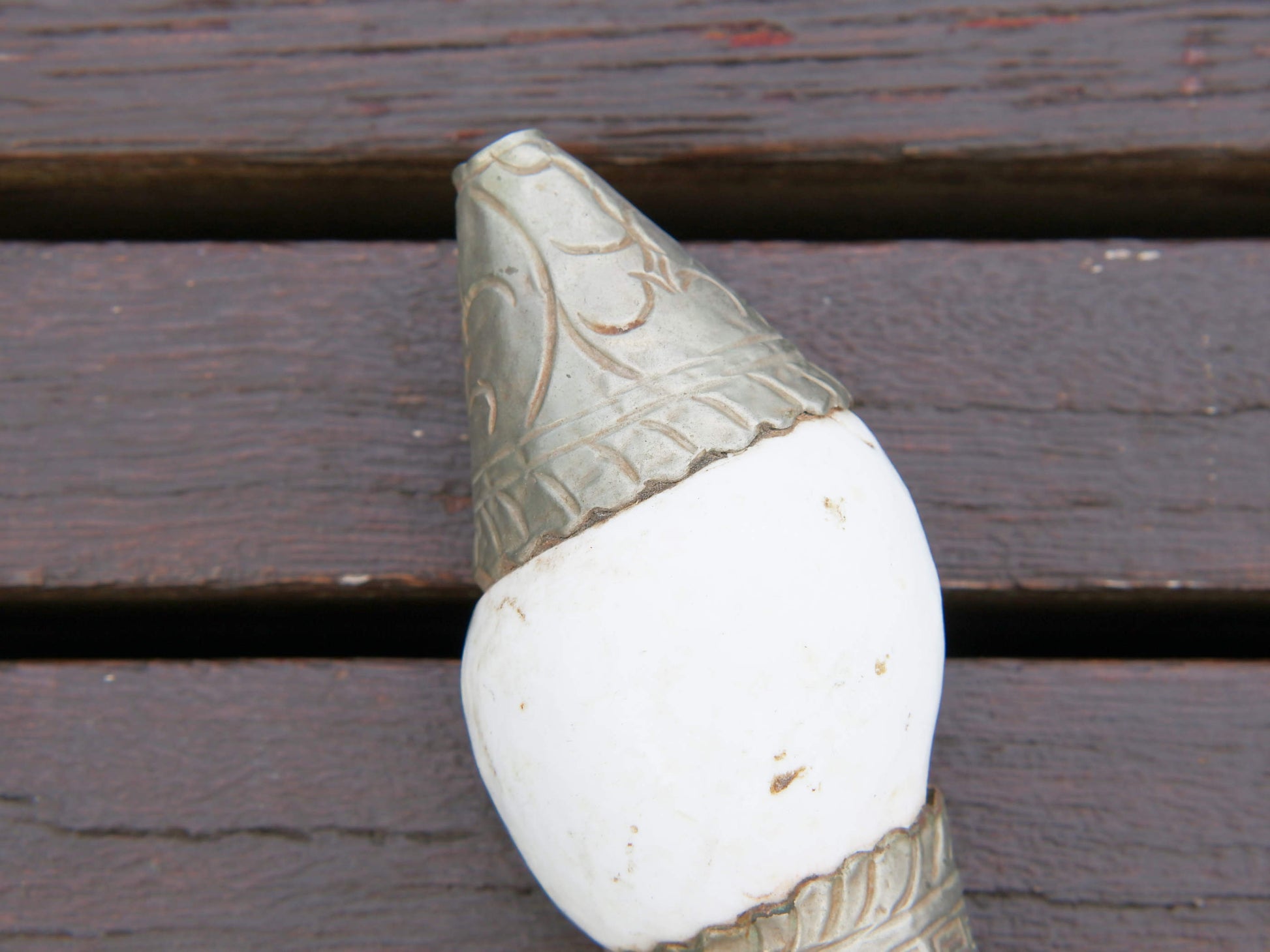 conchiglia tibetana in osso e metallo ( lega di argento )  originale ed unica lavorata artigianalmente . misure 15 x 5 x 5 cm  peso 130 gr