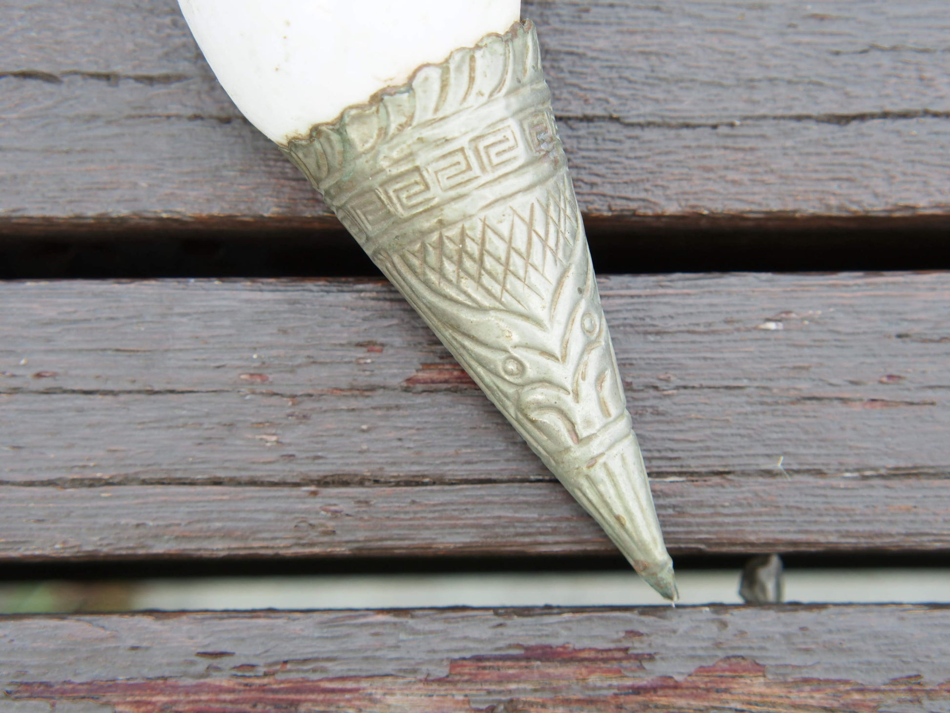 conchiglia tibetana in osso e metallo ( lega di argento )  originale ed unica lavorata artigianalmente . misure 15 x 5 x 5 cm  peso 130 gr