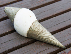 conchiglia tibetana in osso e metallo ( lega di argento )  originale ed unica lavorata artigianalmente . misure 15 x 5 x 5 cm  peso 130 gr