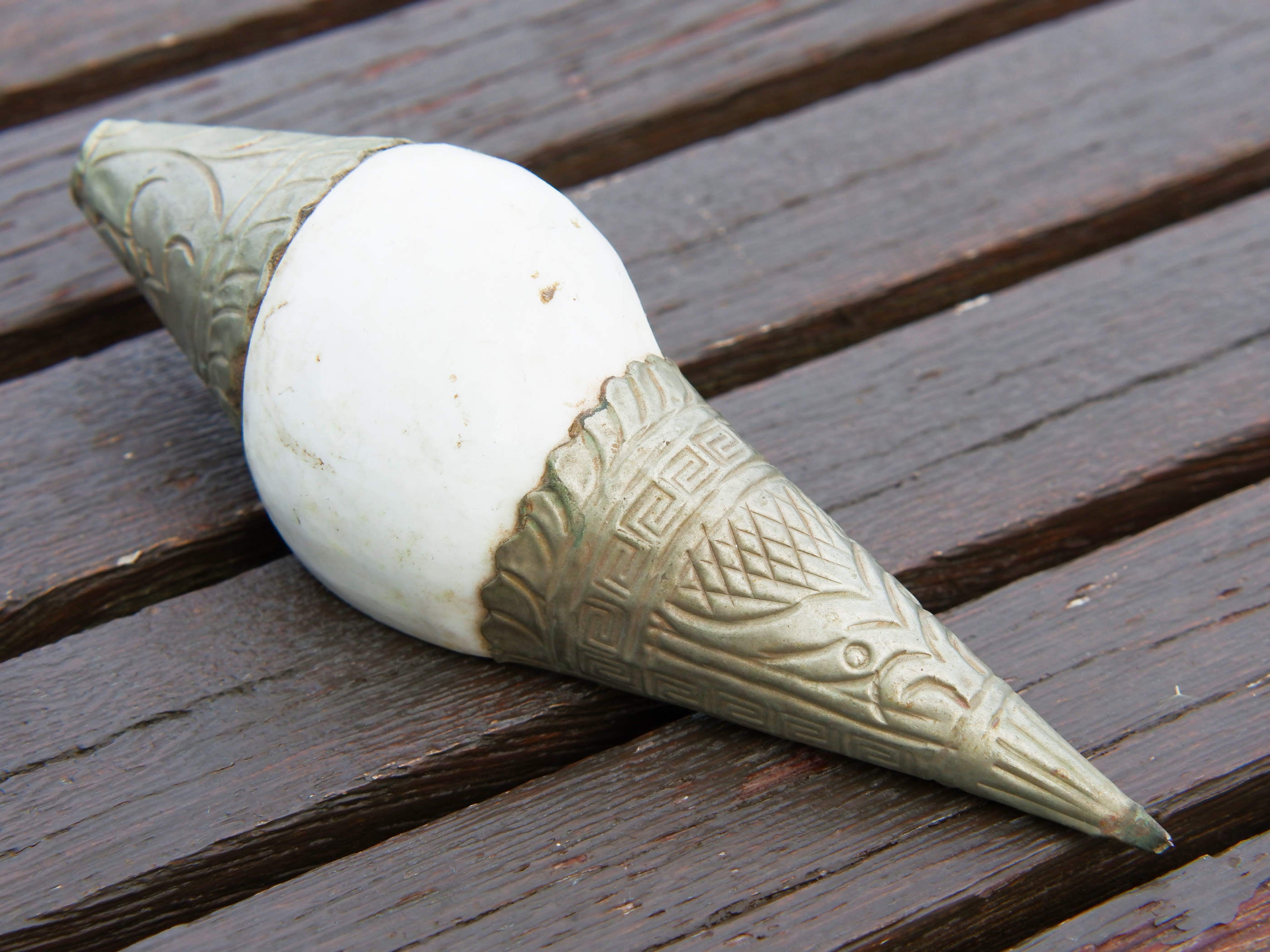 conchiglia tibetana in osso e metallo ( lega di argento )  originale ed unica lavorata artigianalmente . misure 15 x 5 x 5 cm  peso 130 gr