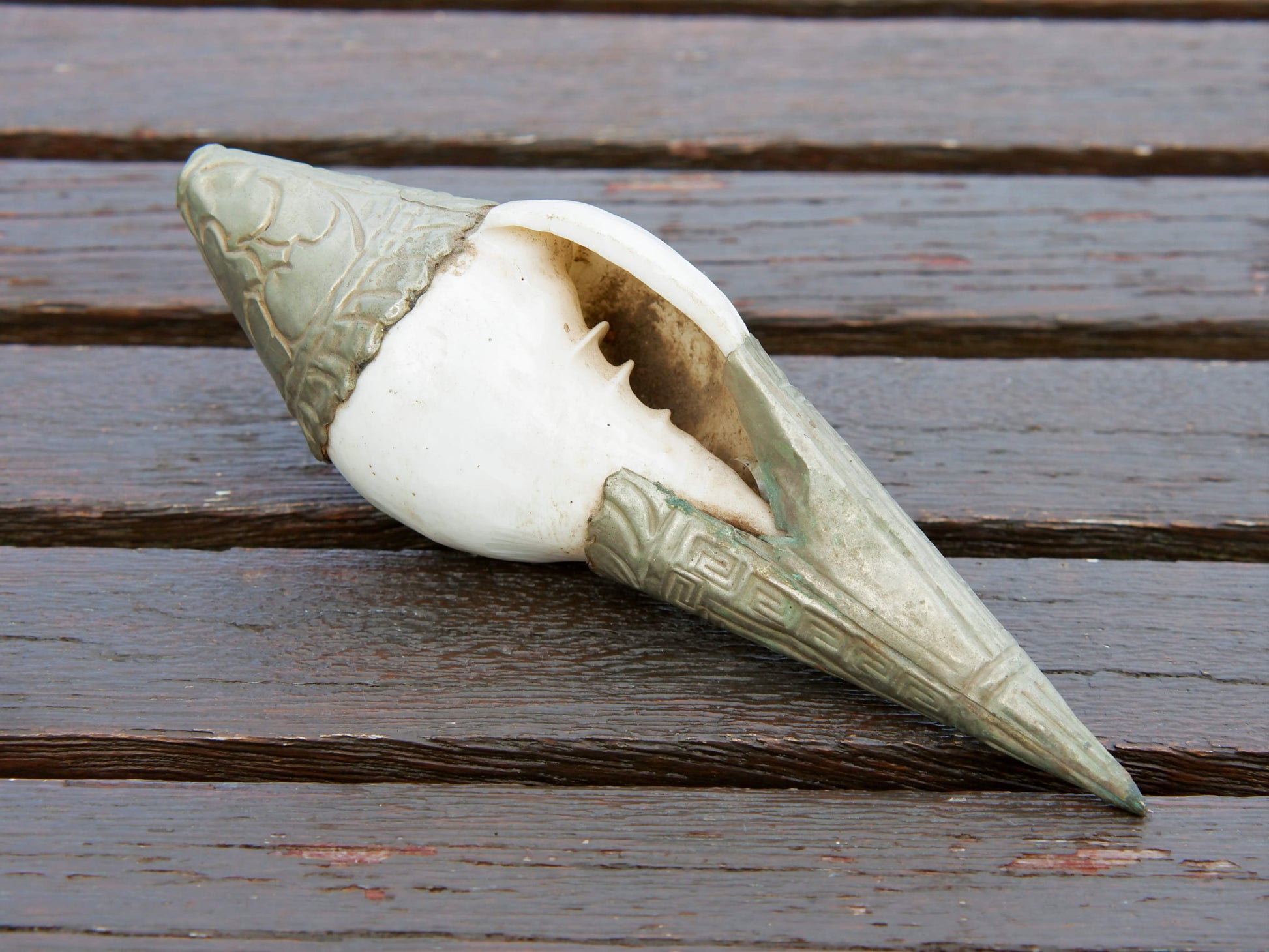 conchiglia tibetana in osso e metallo ( lega di argento )  originale ed unica lavorata artigianalmente . misure 15 x 5 x 5 cm  peso 130 gr