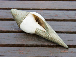 conchiglia tibetana in osso e metallo ( lega di argento )  originale ed unica lavorata artigianalmente . misure 15 x 5 x 5 cm  peso 130 gr