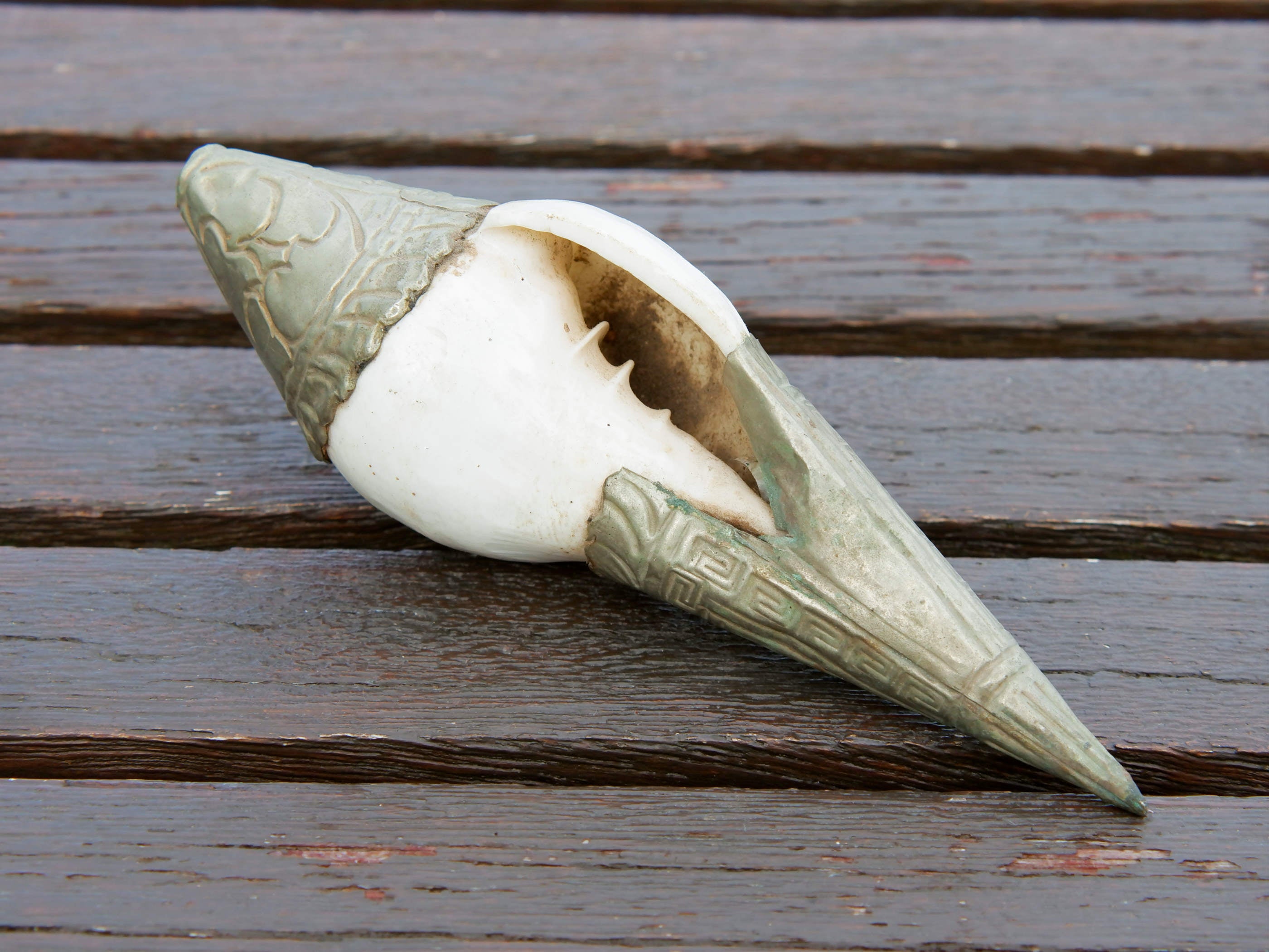 conchiglia tibetana in osso e metallo ( lega di argento )  originale ed unica lavorata artigianalmente . misure 15 x 5 x 5 cm  peso 130 gr