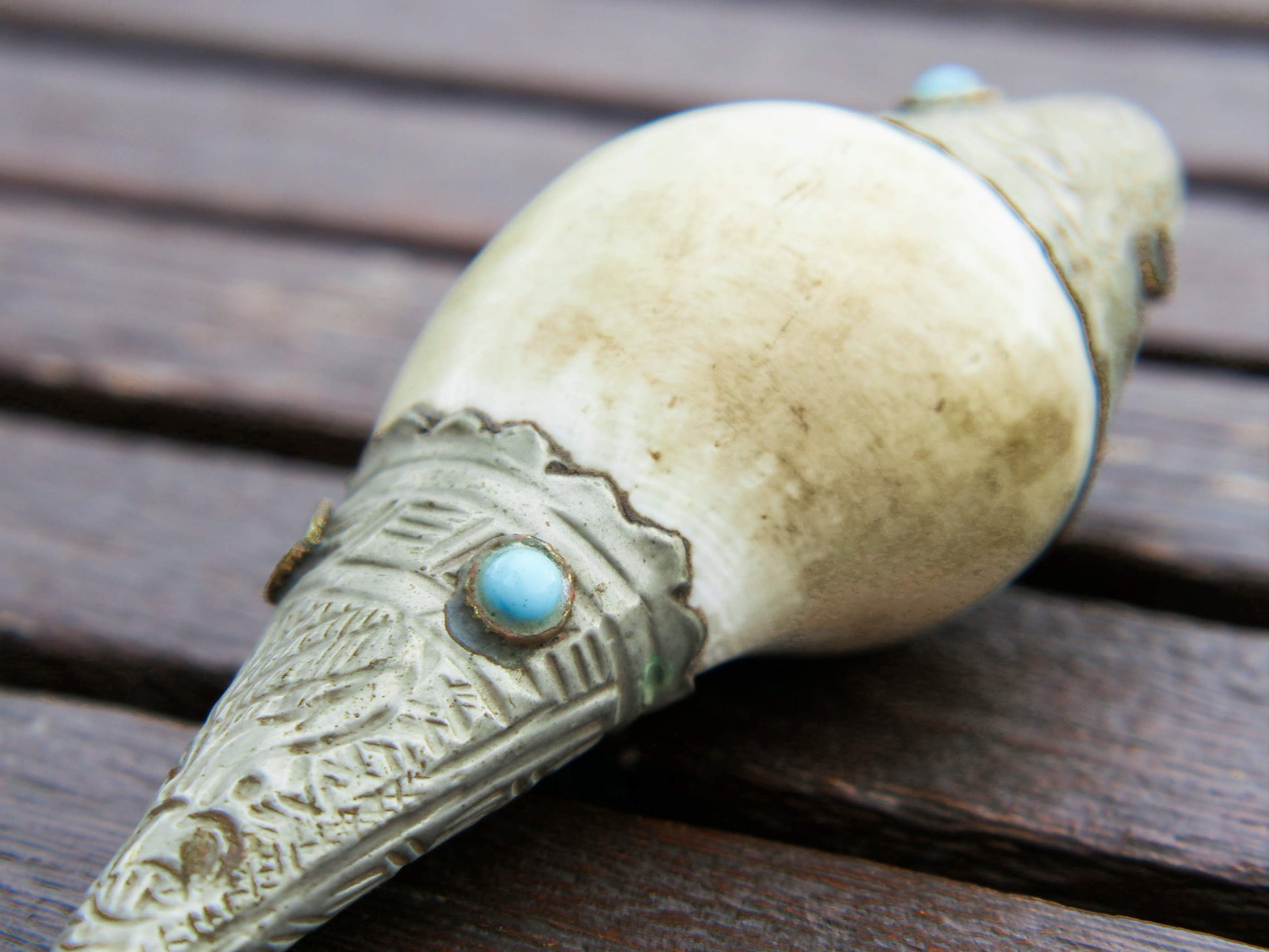 conchiglia tibetana in osso, turchese e metallo ( lega di argento )  originale ed unica lavorata artigianalmente . misure 14 x 6 x 6 cm  peso 144 gr