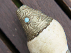 conchiglia tibetana in osso, turchese e metallo ( lega di argento )  originale ed unica lavorata artigianalmente . misure 14 x 6 x 6 cm  peso 144 gr
