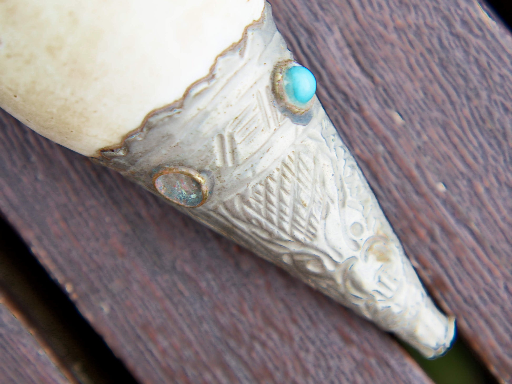 conchiglia tibetana in osso, turchese e metallo ( lega di argento )  originale ed unica lavorata artigianalmente . misure 14 x 6 x 6 cm  peso 144 gr