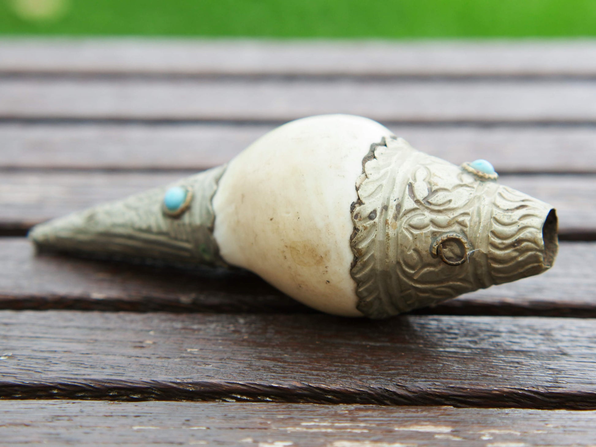 conchiglia tibetana in osso, turchese e metallo ( lega di argento )  originale ed unica lavorata artigianalmente . misure 14 x 6 x 6 cm  peso 144 gr