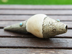 conchiglia tibetana in osso, turchese e metallo ( lega di argento )  originale ed unica lavorata artigianalmente . misure 14 x 6 x 6 cm  peso 144 gr