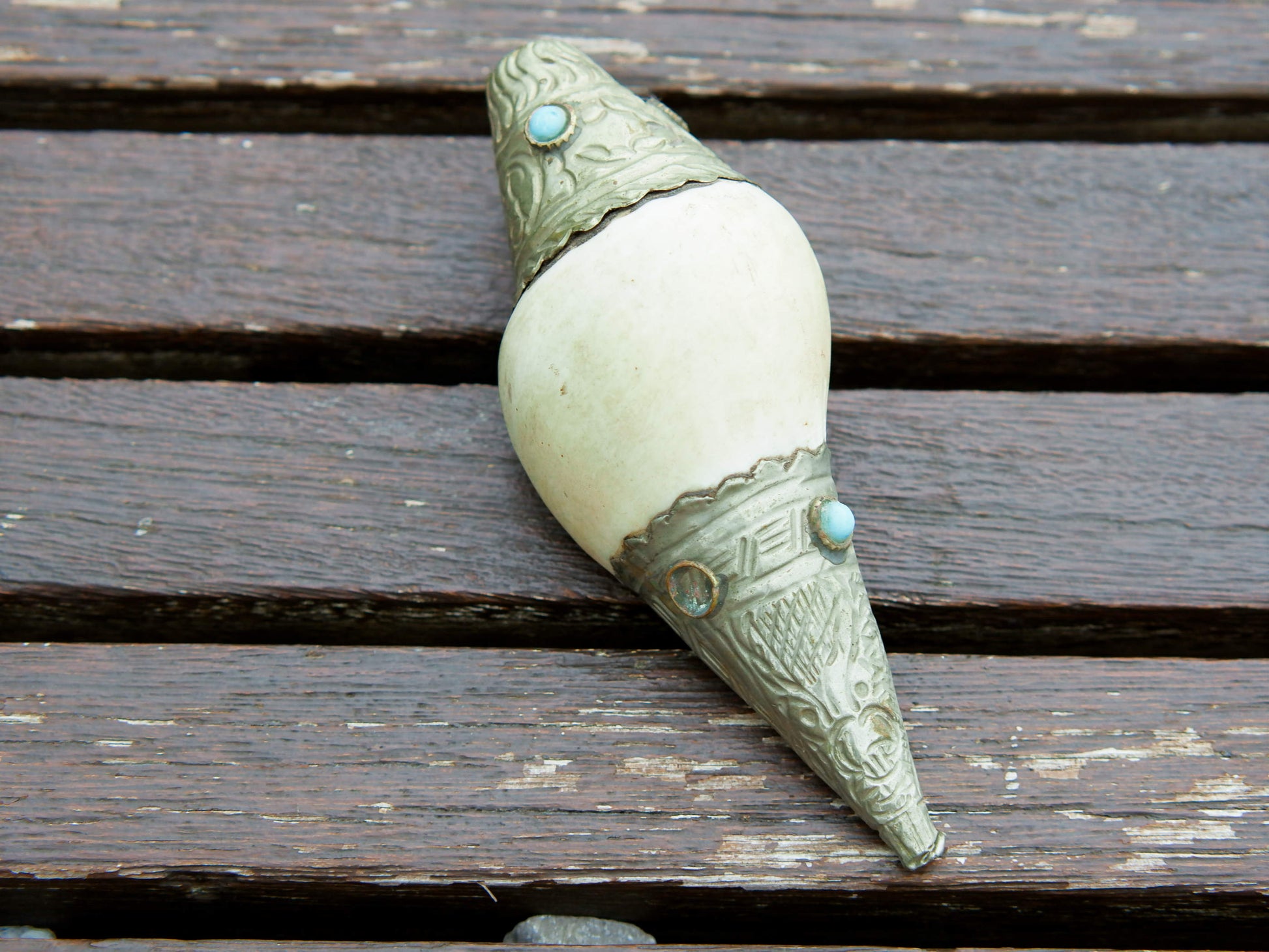 conchiglia tibetana in osso, turchese e metallo ( lega di argento )  originale ed unica lavorata artigianalmente . misure 14 x 6 x 6 cm  peso 144 gr