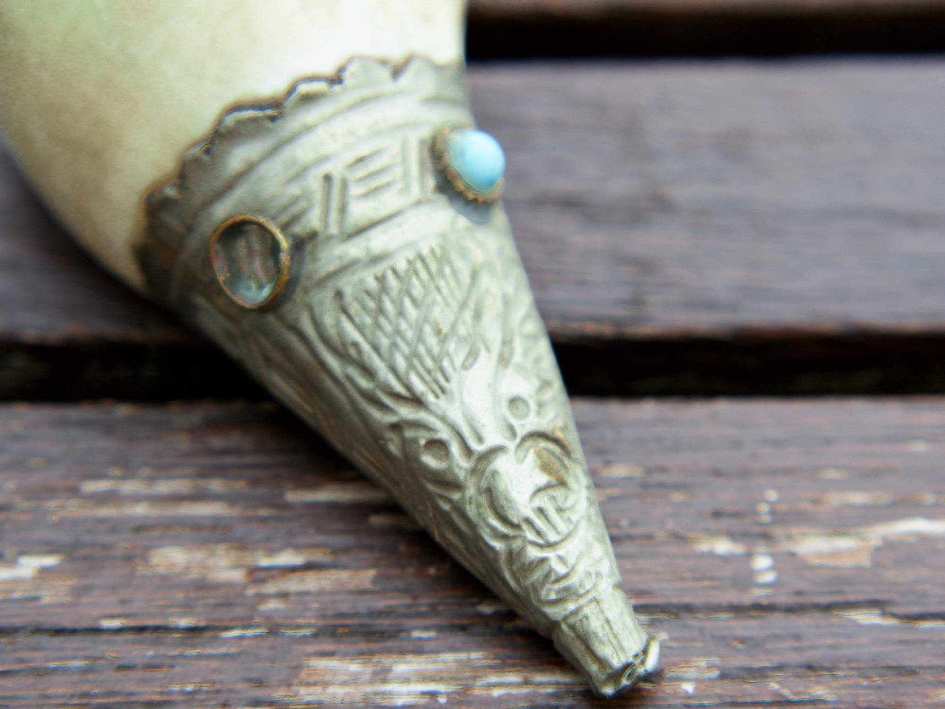 conchiglia tibetana in osso, turchese e metallo ( lega di argento )  originale ed unica lavorata artigianalmente . misure 14 x 6 x 6 cm  peso 144 gr