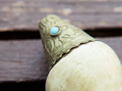conchiglia tibetana in osso, turchese e metallo ( lega di argento )  originale ed unica lavorata artigianalmente . misure 14 x 6 x 6 cm  peso 144 gr