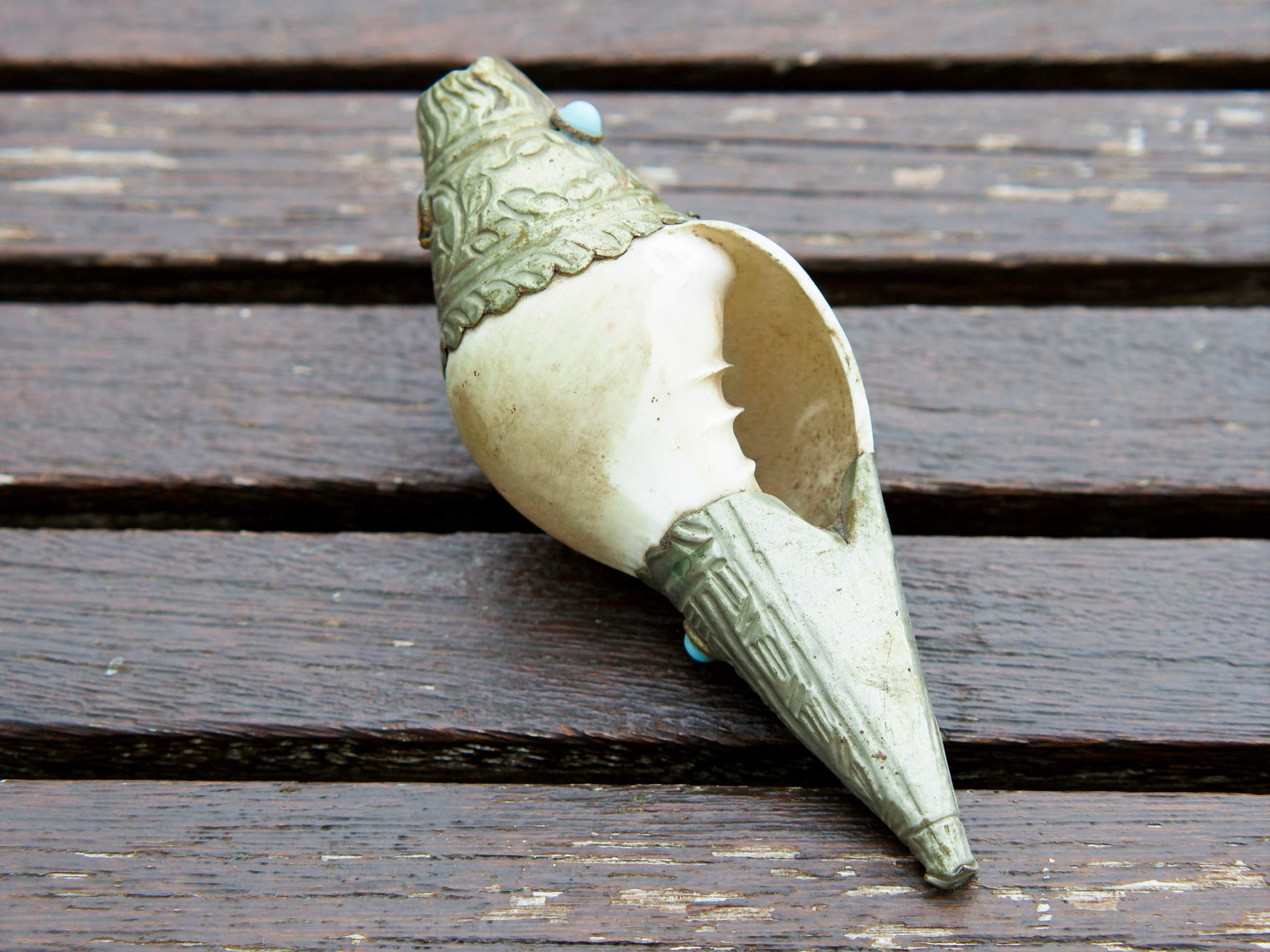 conchiglia tibetana in osso, turchese e metallo ( lega di argento )  originale ed unica lavorata artigianalmente . misure 14 x 6 x 6 cm  peso 144 gr