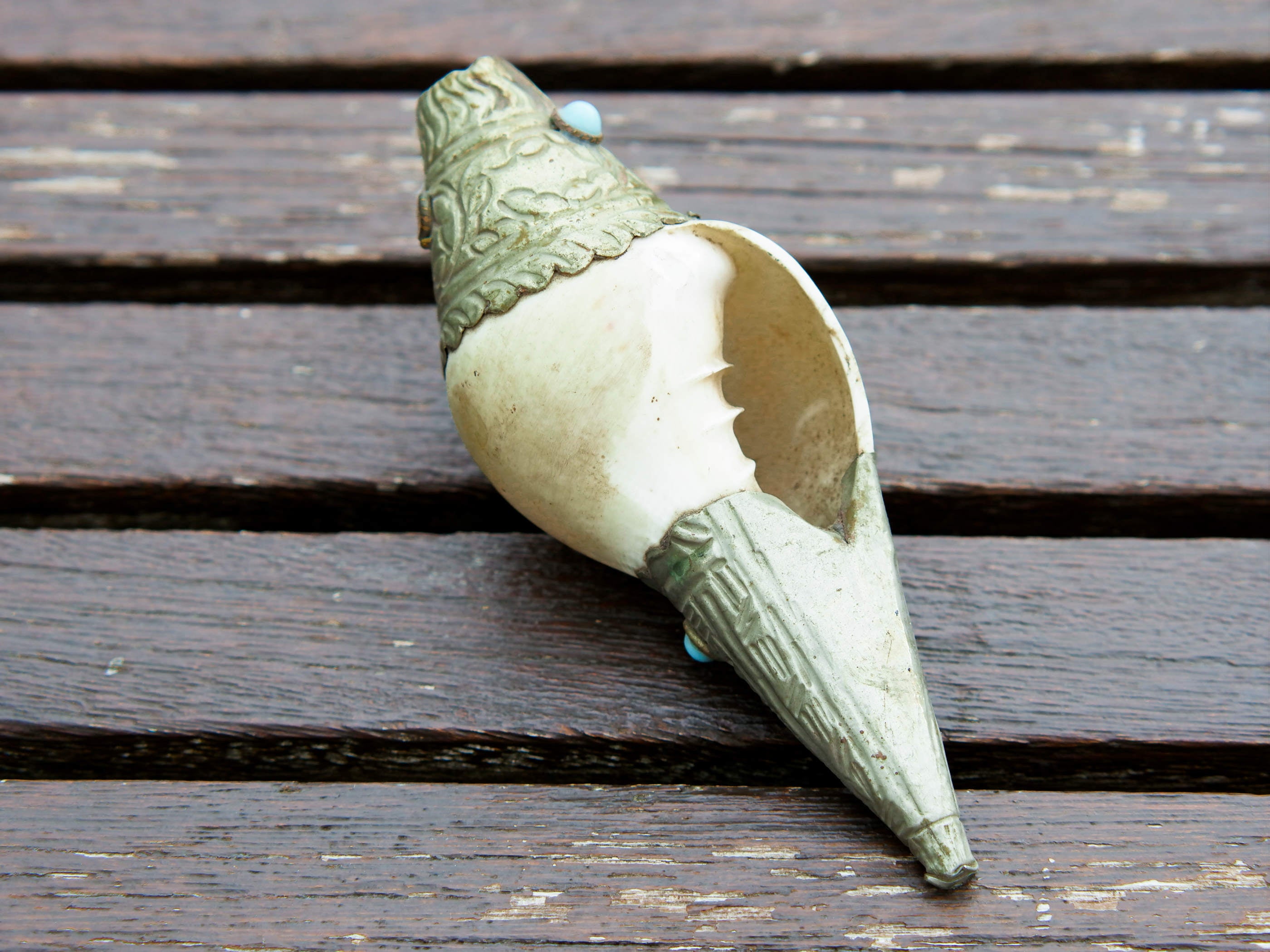 conchiglia tibetana in osso, turchese e metallo ( lega di argento )  originale ed unica lavorata artigianalmente . misure 14 x 6 x 6 cm  peso 144 gr