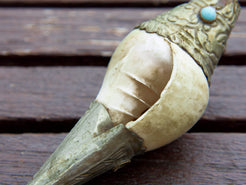 conchiglia tibetana in osso, turchese e metallo ( lega di argento )  originale ed unica lavorata artigianalmente . misure 14 x 6 x 6 cm  peso 144 gr