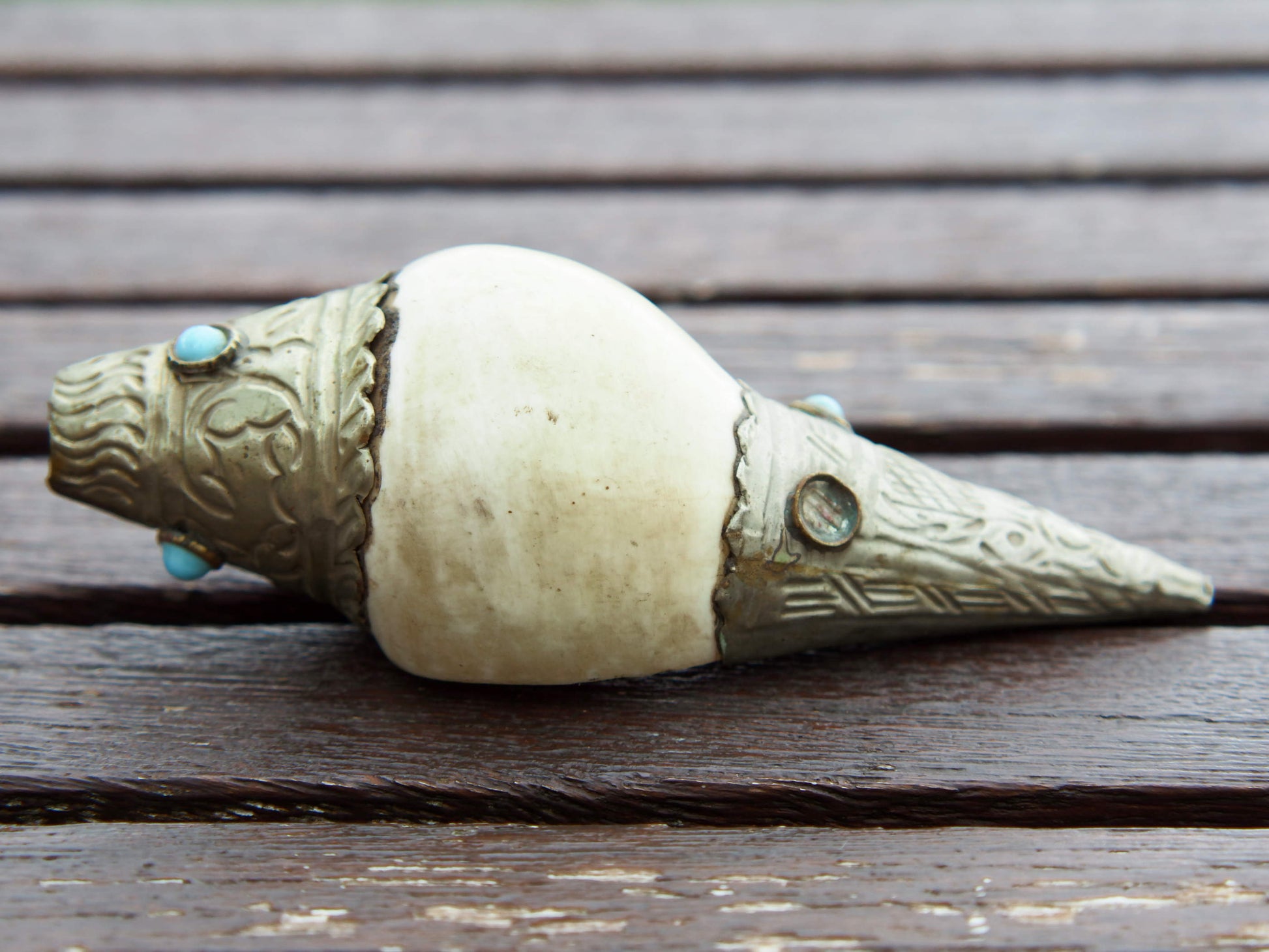 conchiglia tibetana in osso, turchese e metallo ( lega di argento )  originale ed unica lavorata artigianalmente . misure 14 x 6 x 6 cm  peso 144 gr