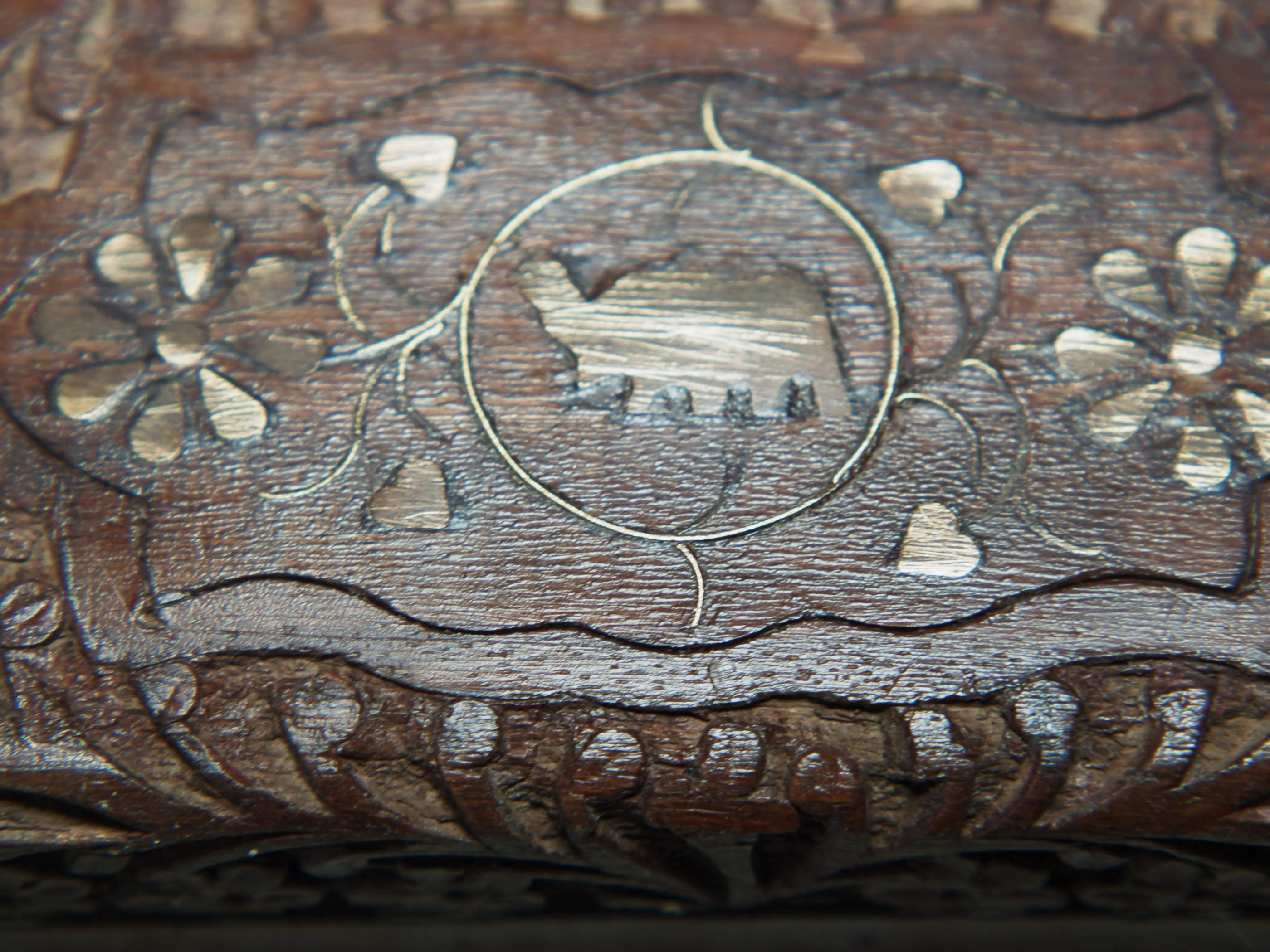 scatolina, box indiano in legno di teak e metallo. costruita ed assemblata artigianalmente, originale in ogni parte.  dimensioni 14x6 h4cm 
